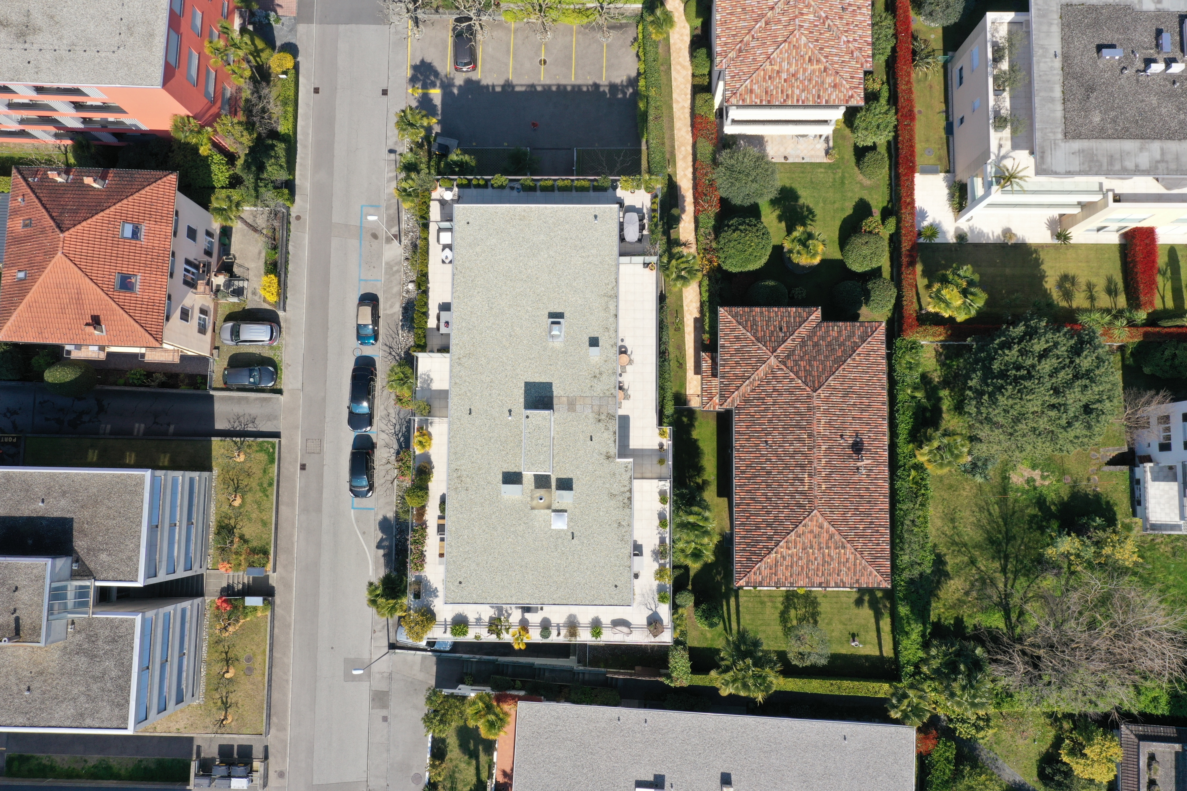 Luftaufnahme eines Wohnhauses mit großem Garten