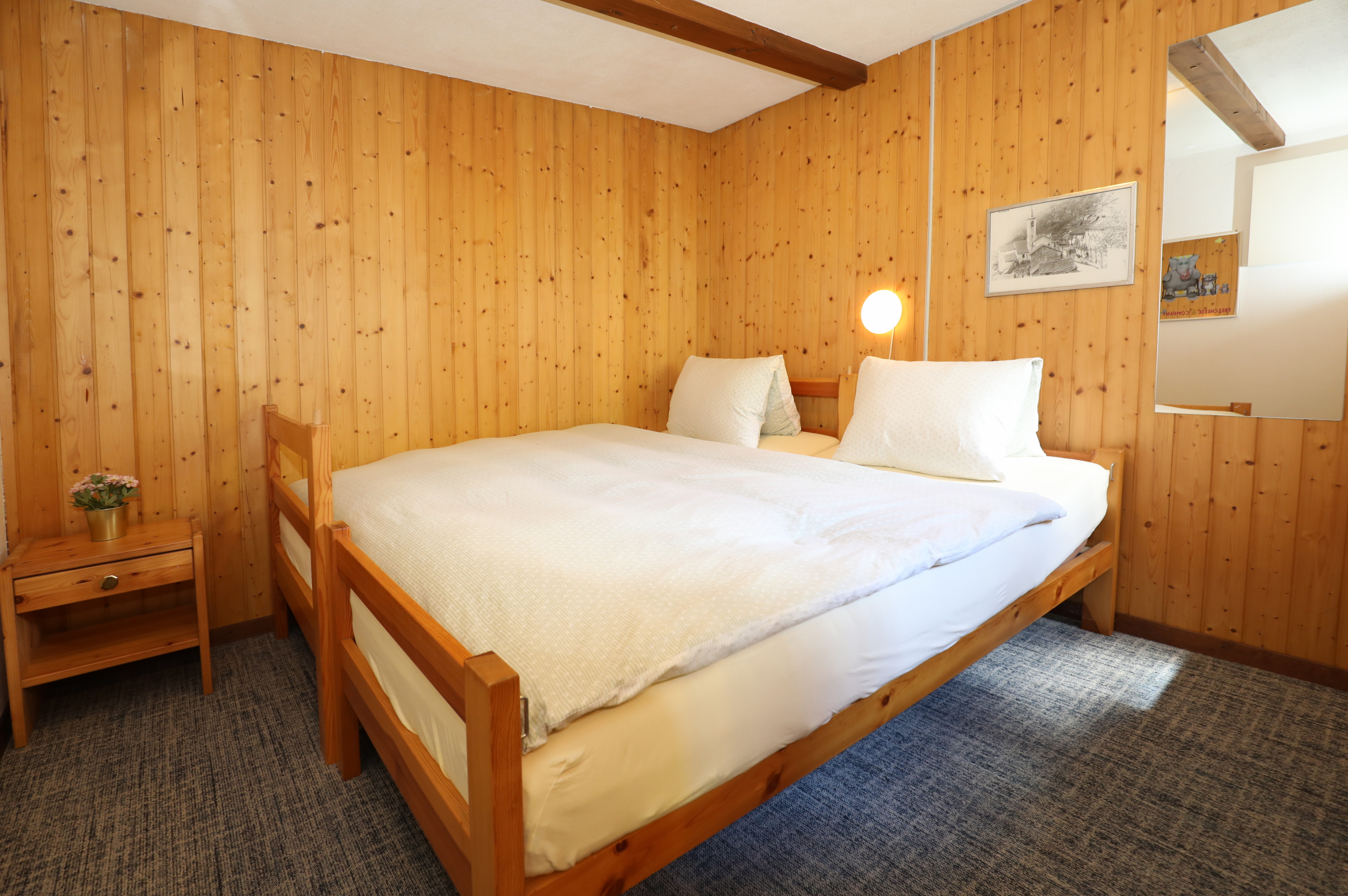 Gemütliches Schlafzimmer in Holzoptik