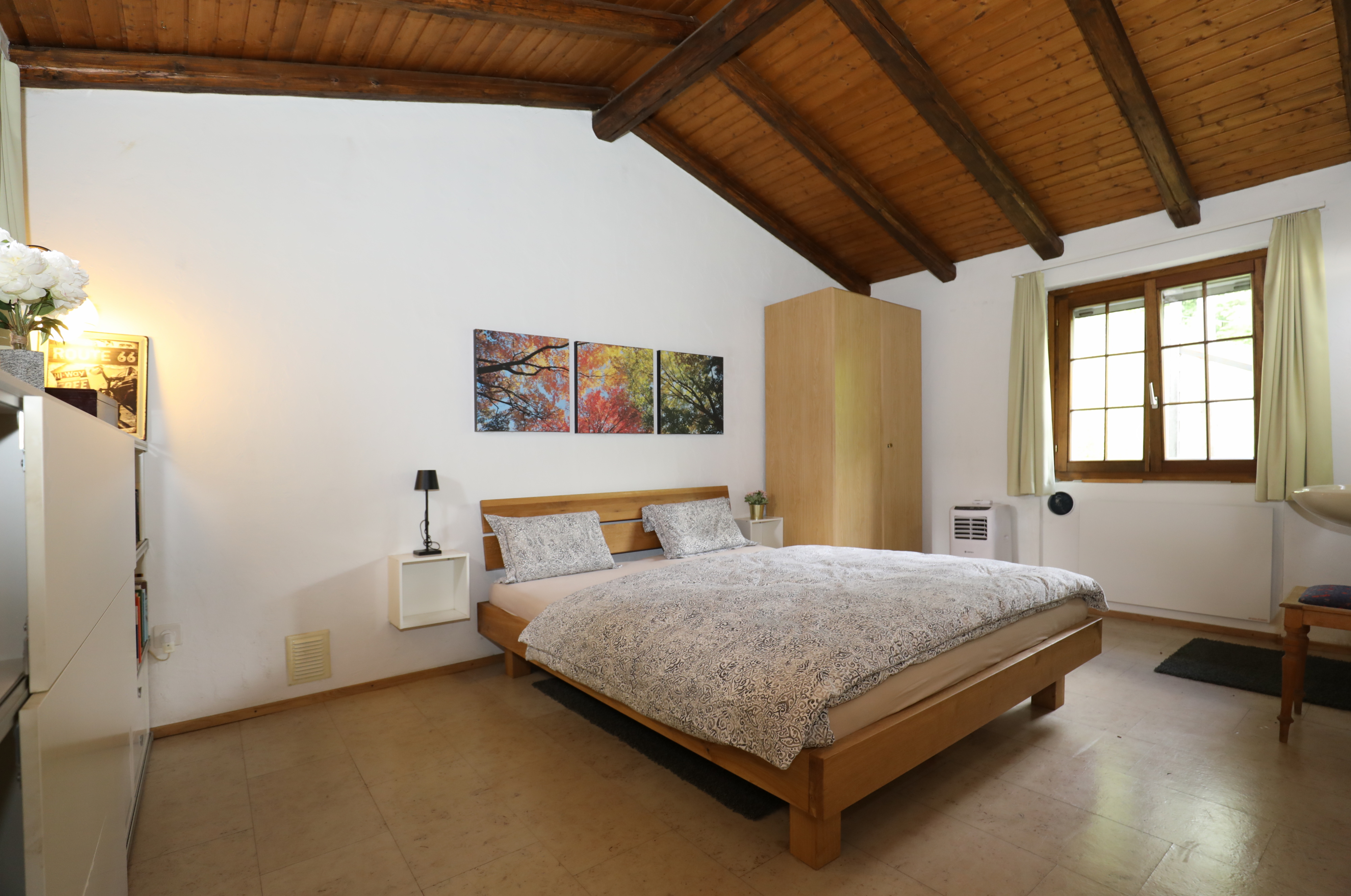 Schlafzimmer mit sichtbaren Holzbalken