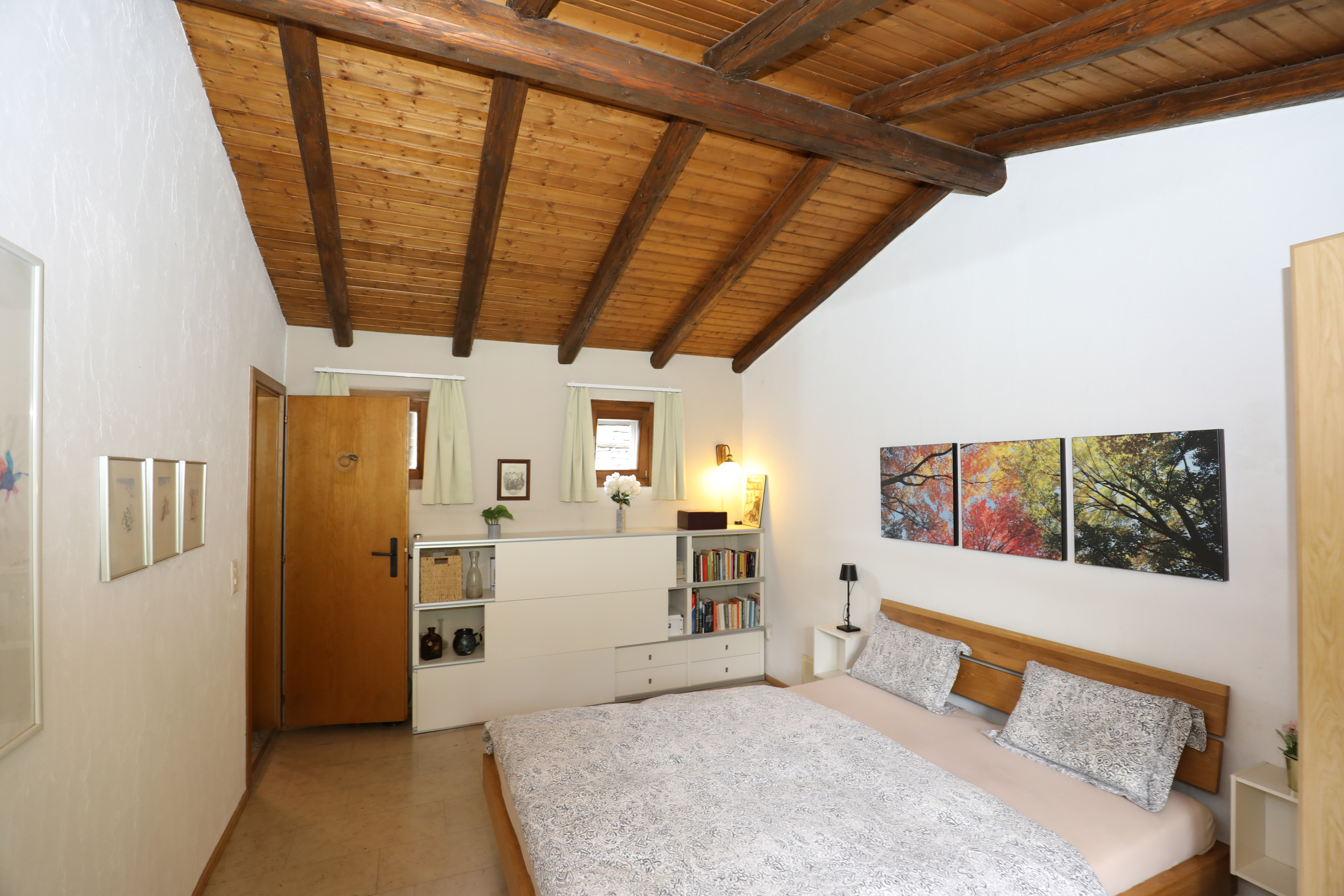 Gemütliches Schlafzimmer mit sichtbaren Holzbalken