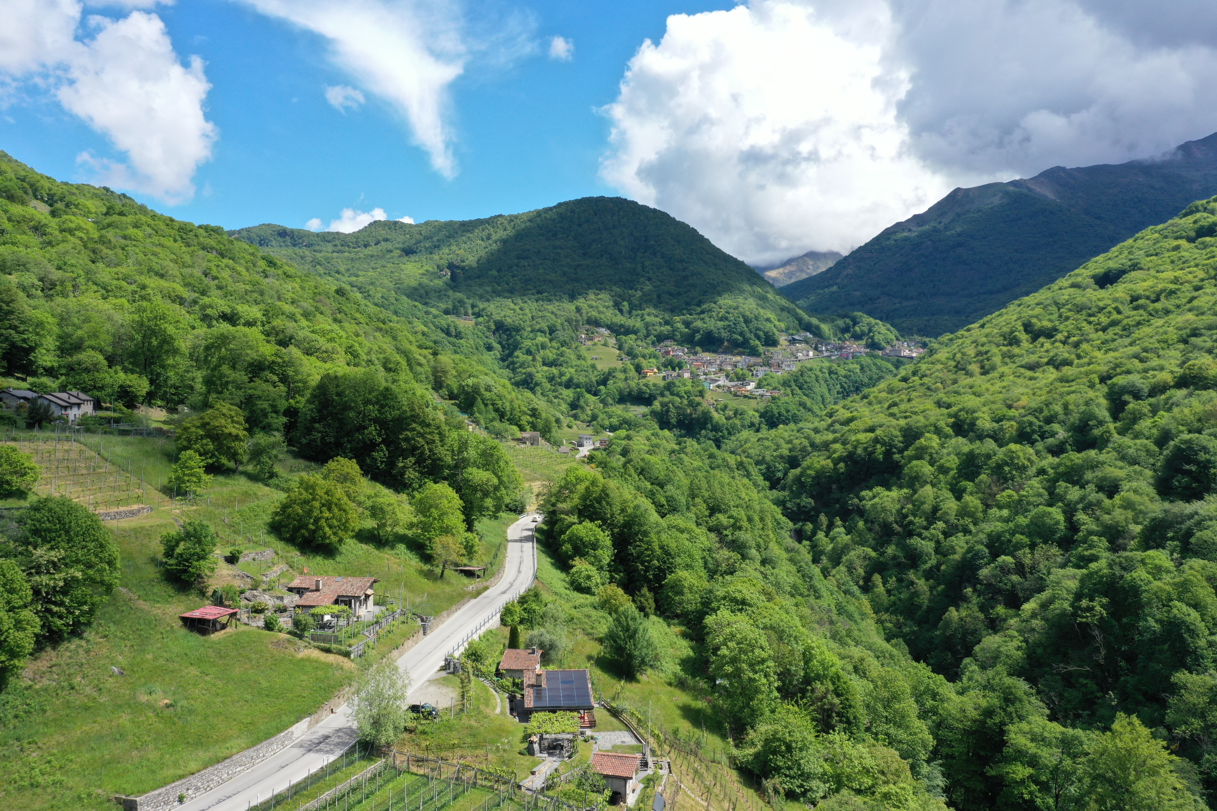 Bergtal mit Dorf und Straßenverlauf