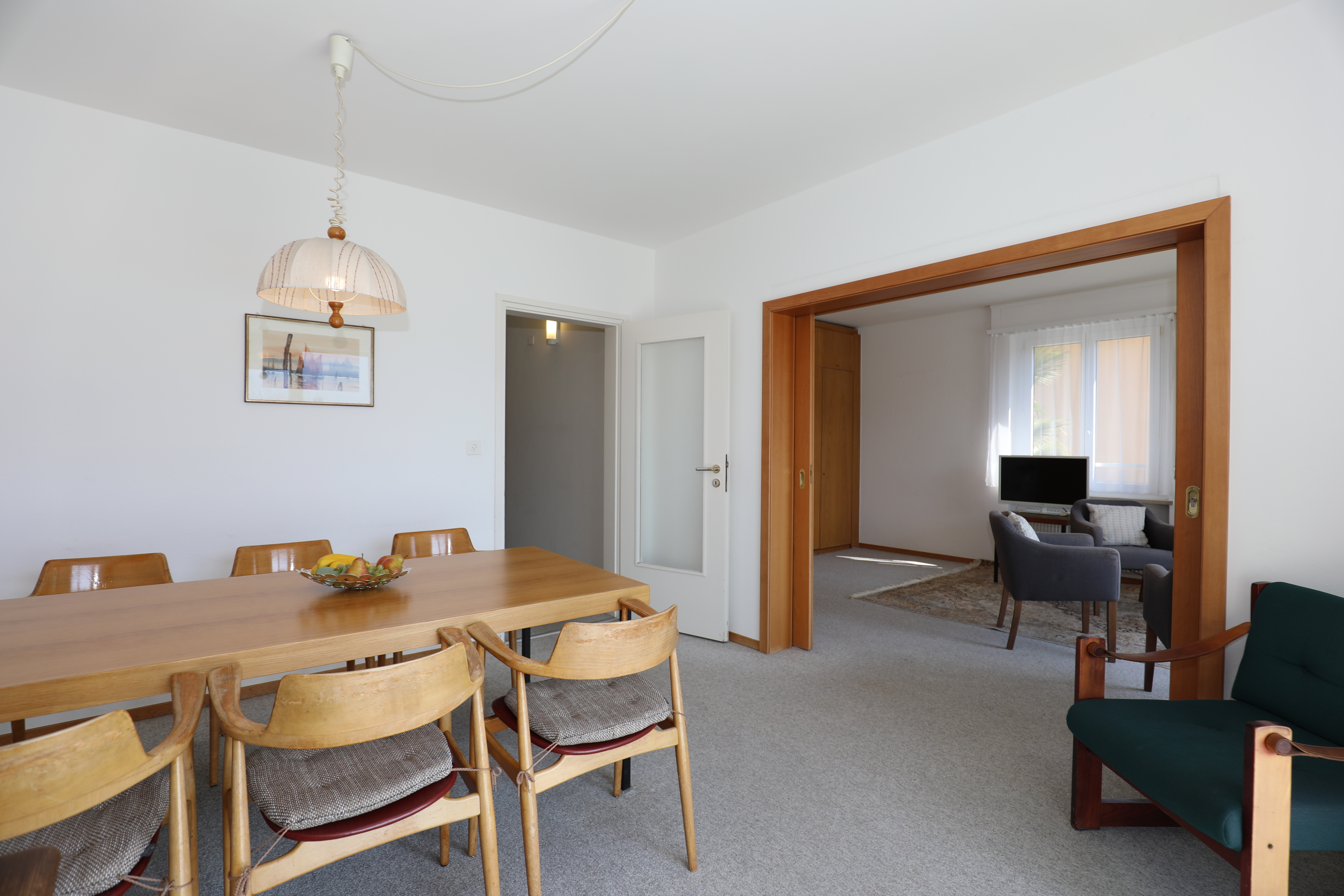 Esszimmer mit Durchgang ins Wohnzimmer