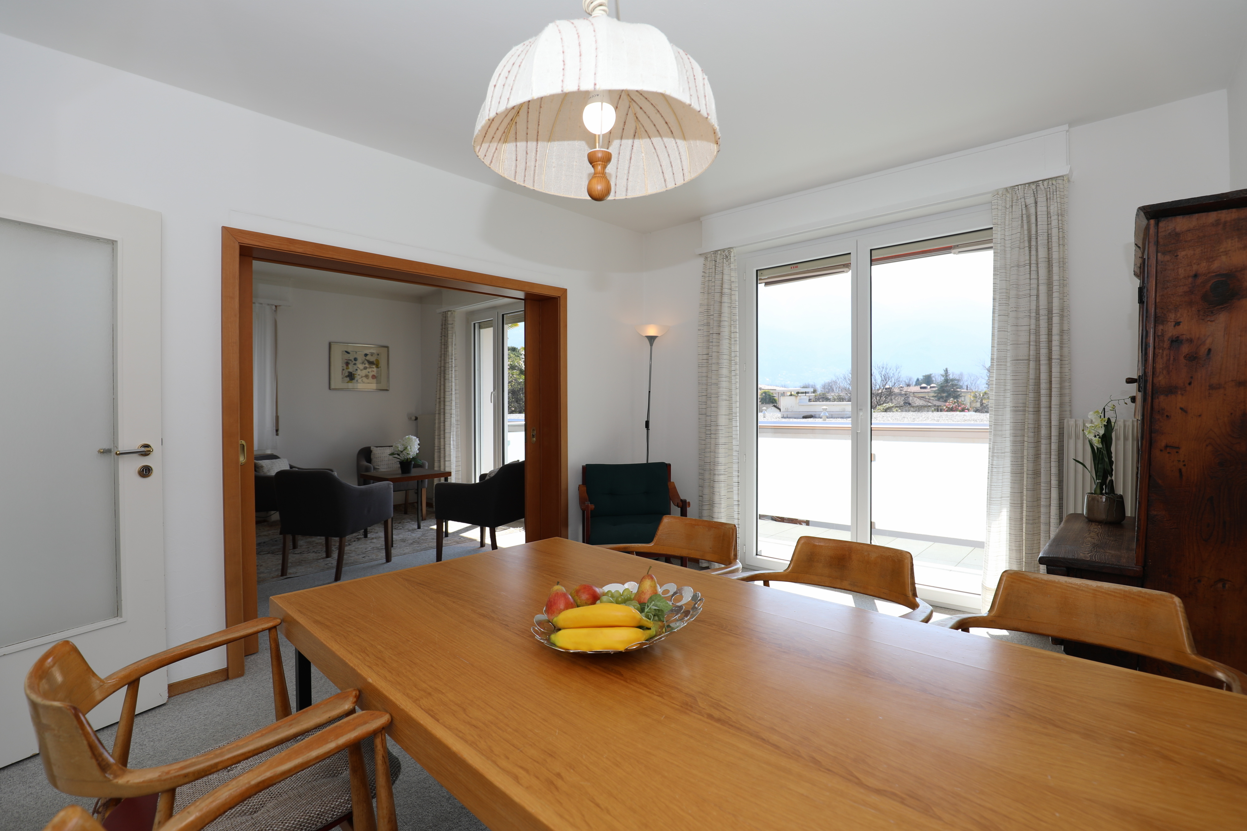 Esszimmer mit großer Fensterfront
