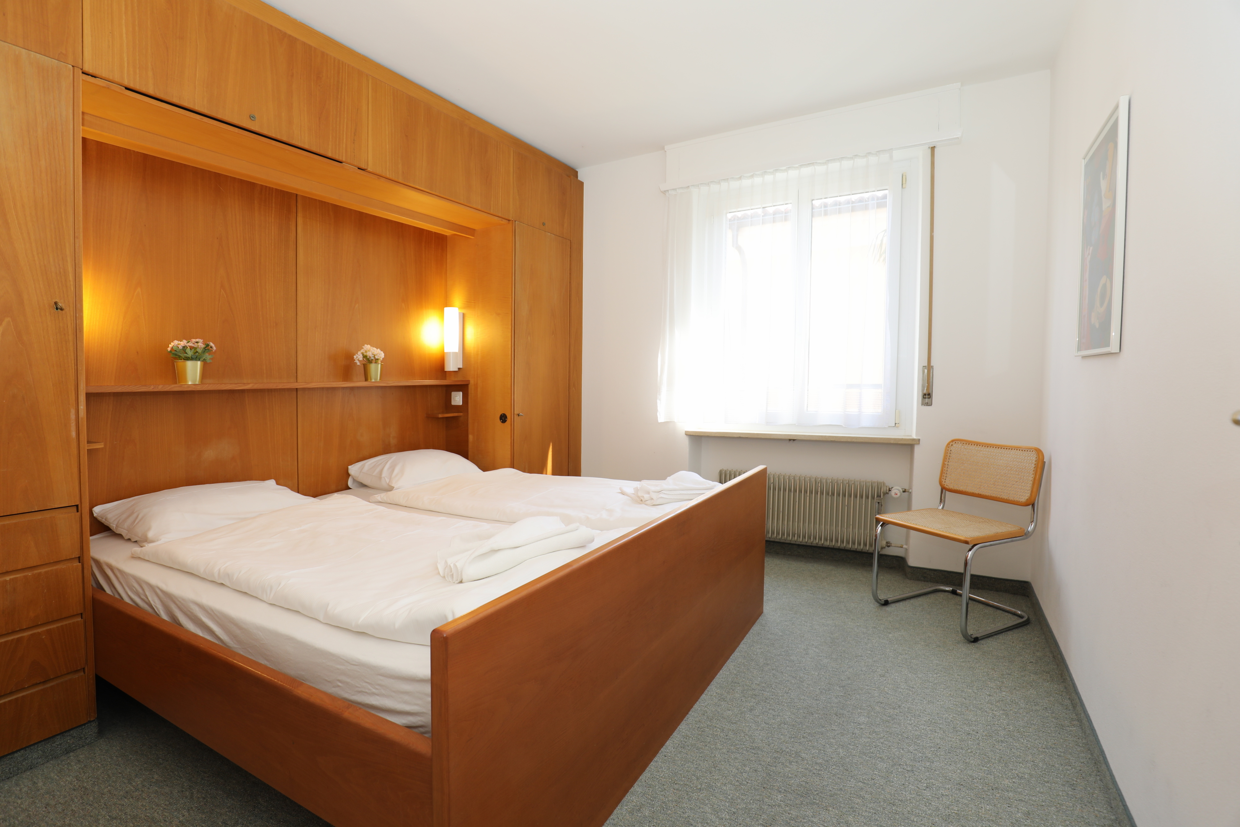 Schlafzimmer mit Einbauschrank und Tageslicht