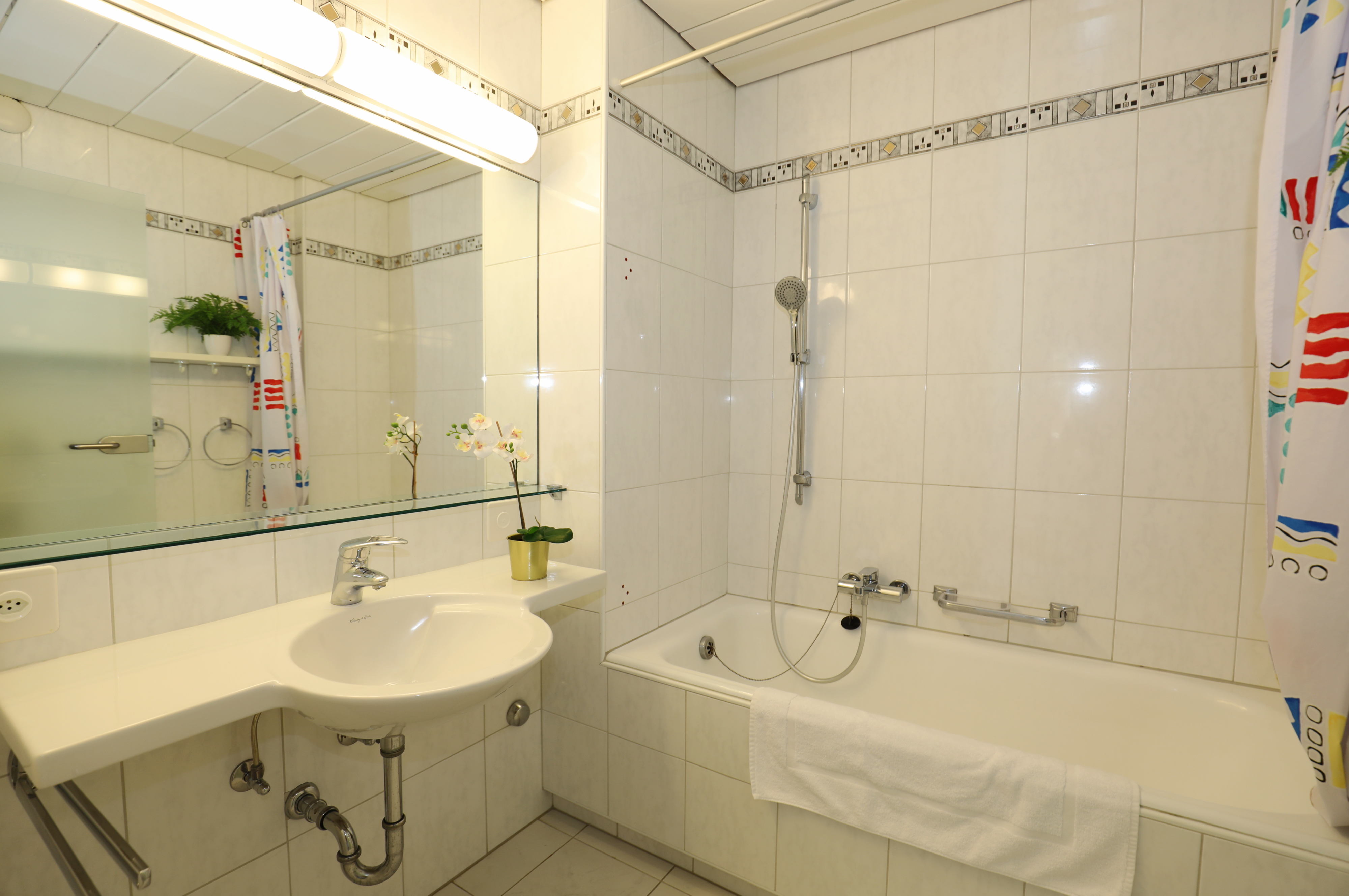 Helles Badezimmer mit Badewanne und Waschtisch