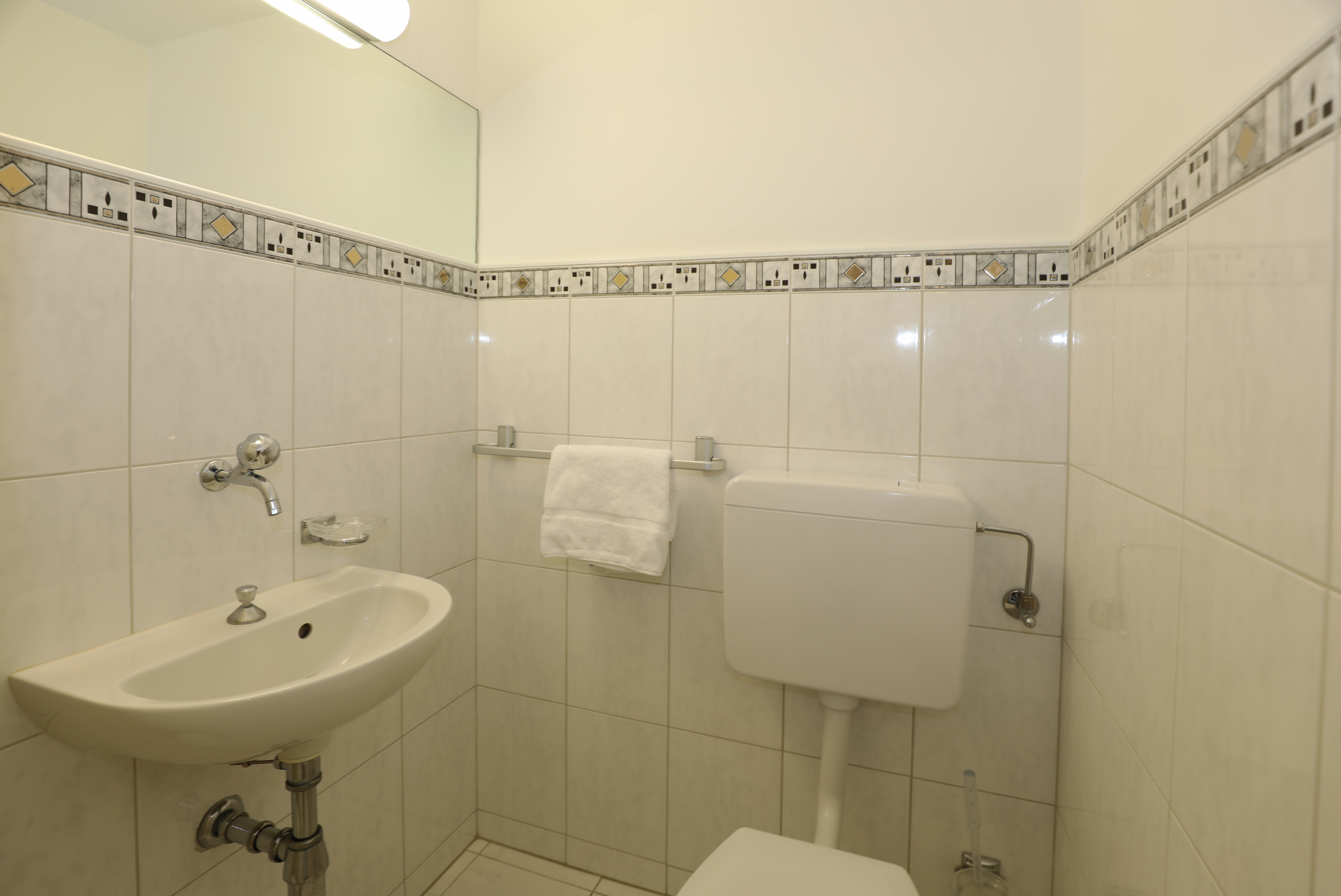 Kleines Badezimmer mit WC und Waschbecken