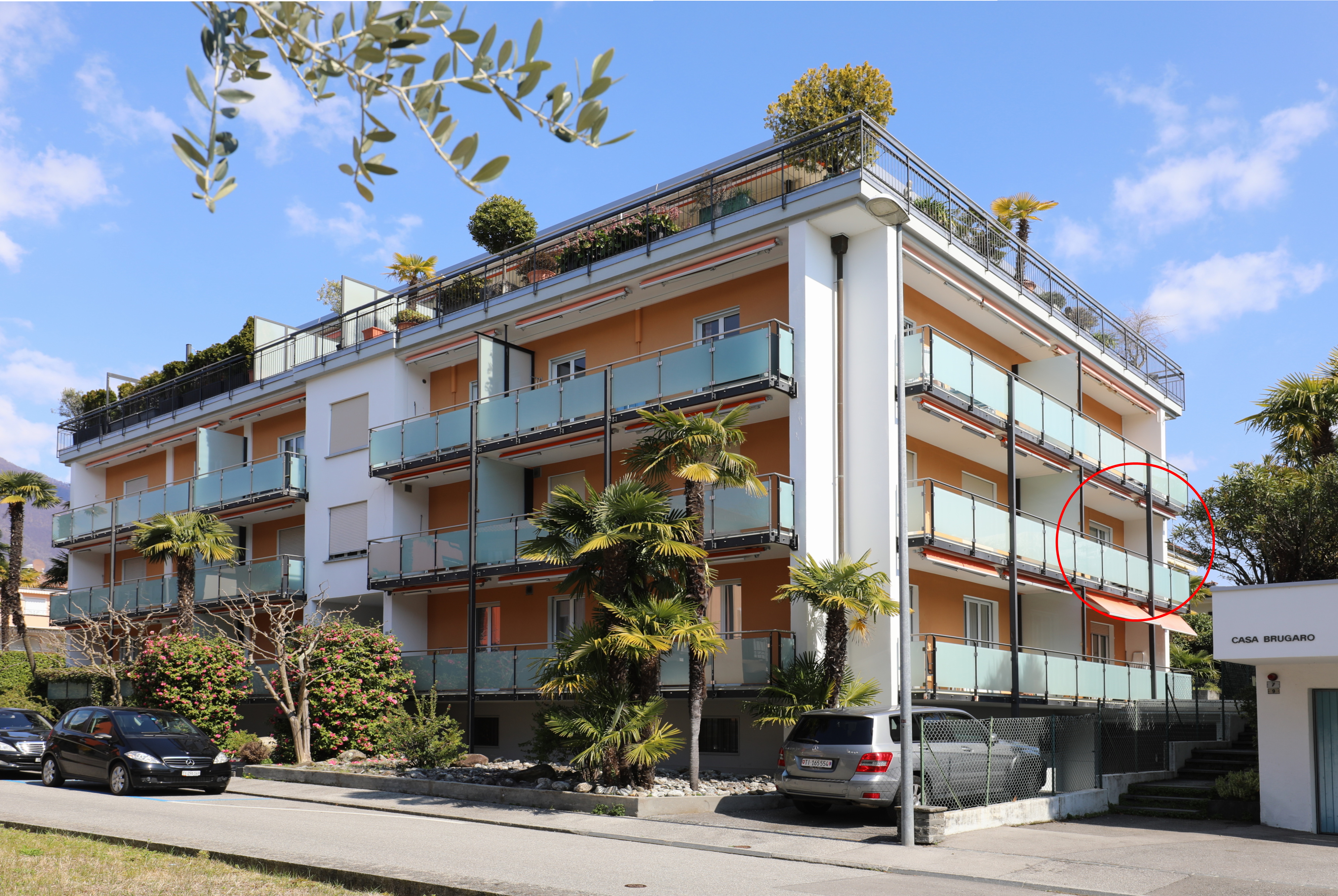 Modernes Mehrfamilienhaus mit Balkonen