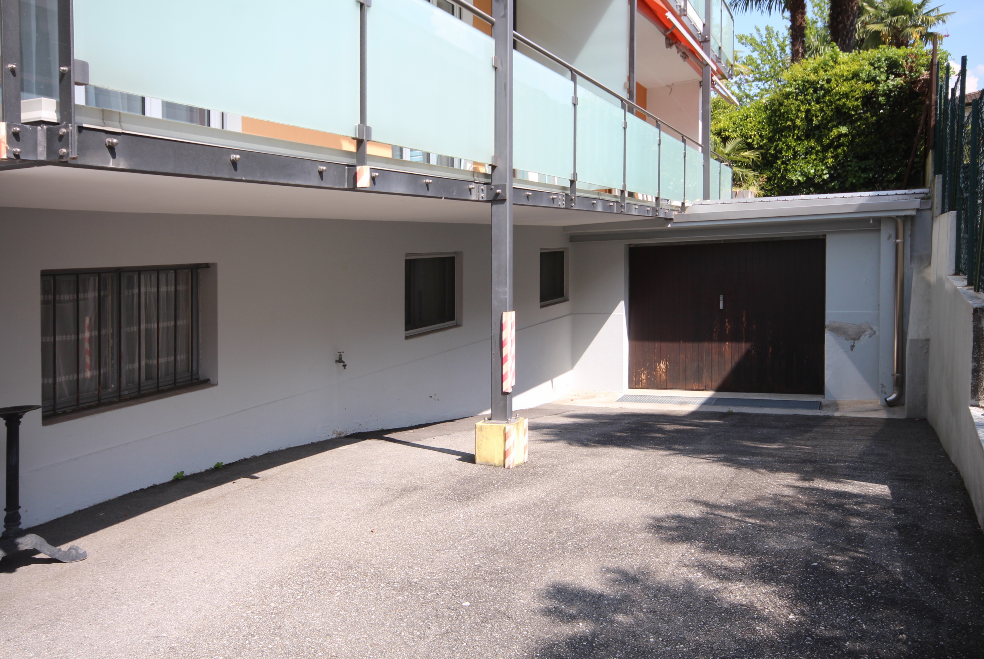 Einfahrt mit Carport und Balkon