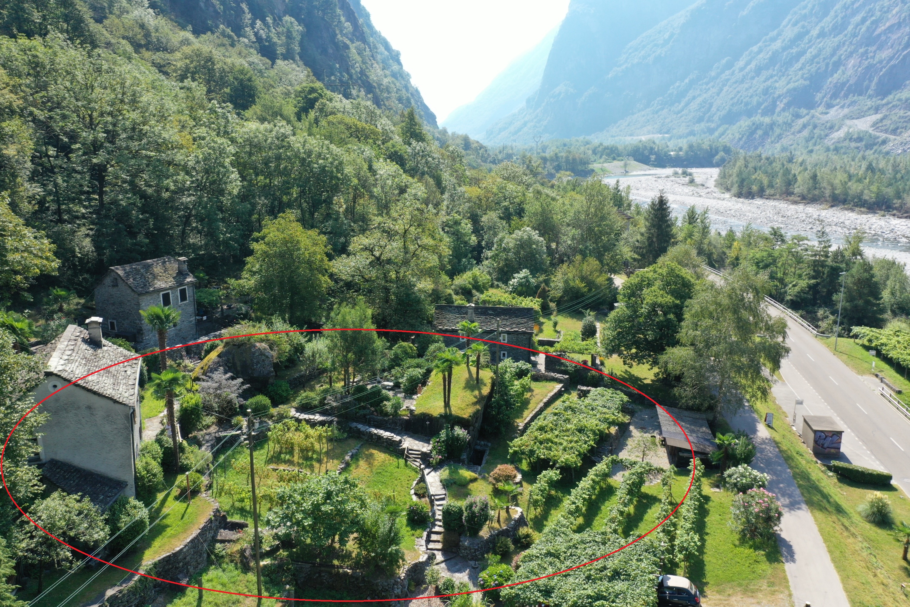 Luftaufnahme eines ländlichen Anwesens im Tal