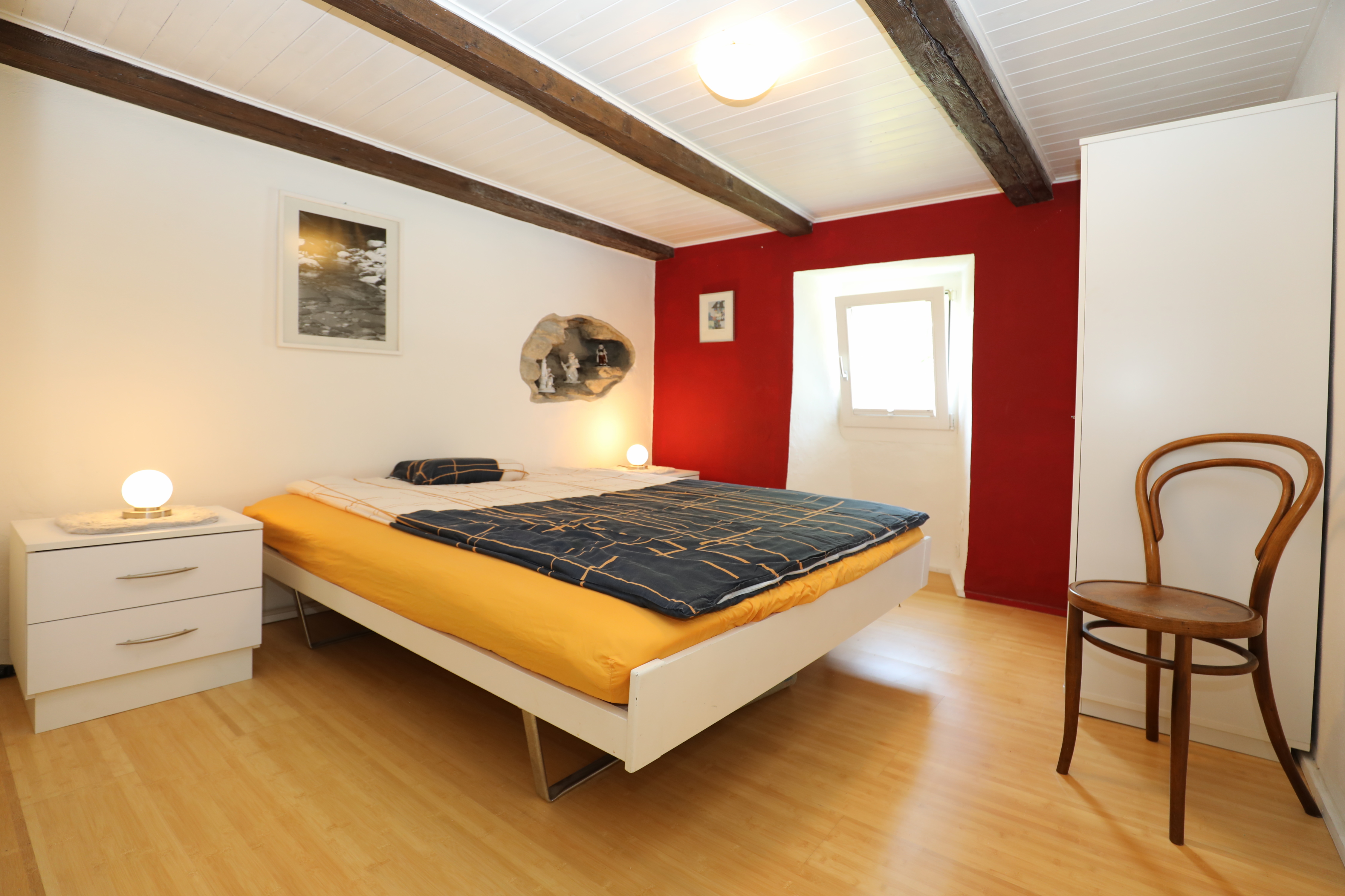 Gemütliches Schlafzimmer mit sichtbaren Holzbalken