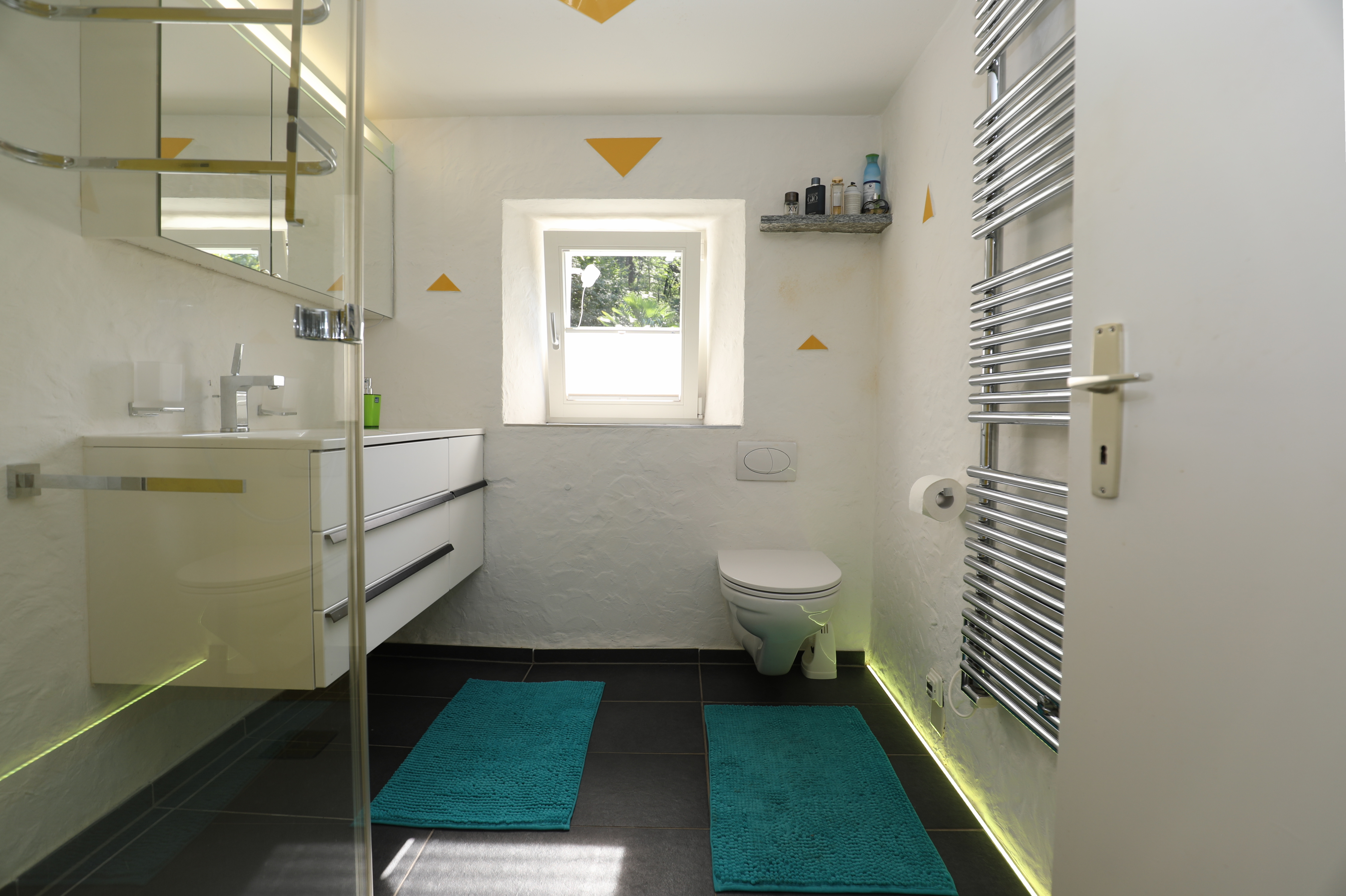 Modernes Gäste-WC mit Dusche