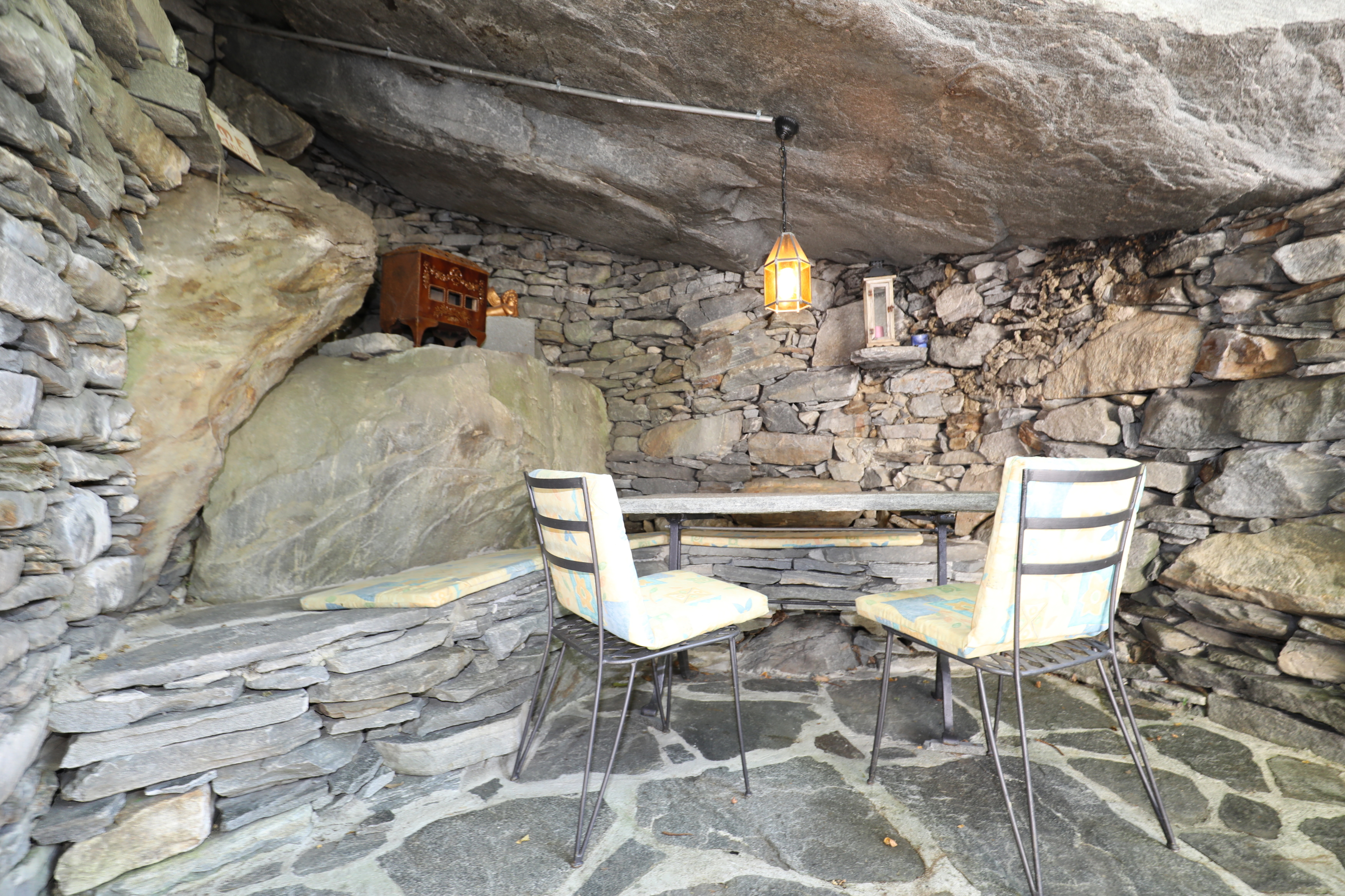 Steingewölbe mit Sitzplatz