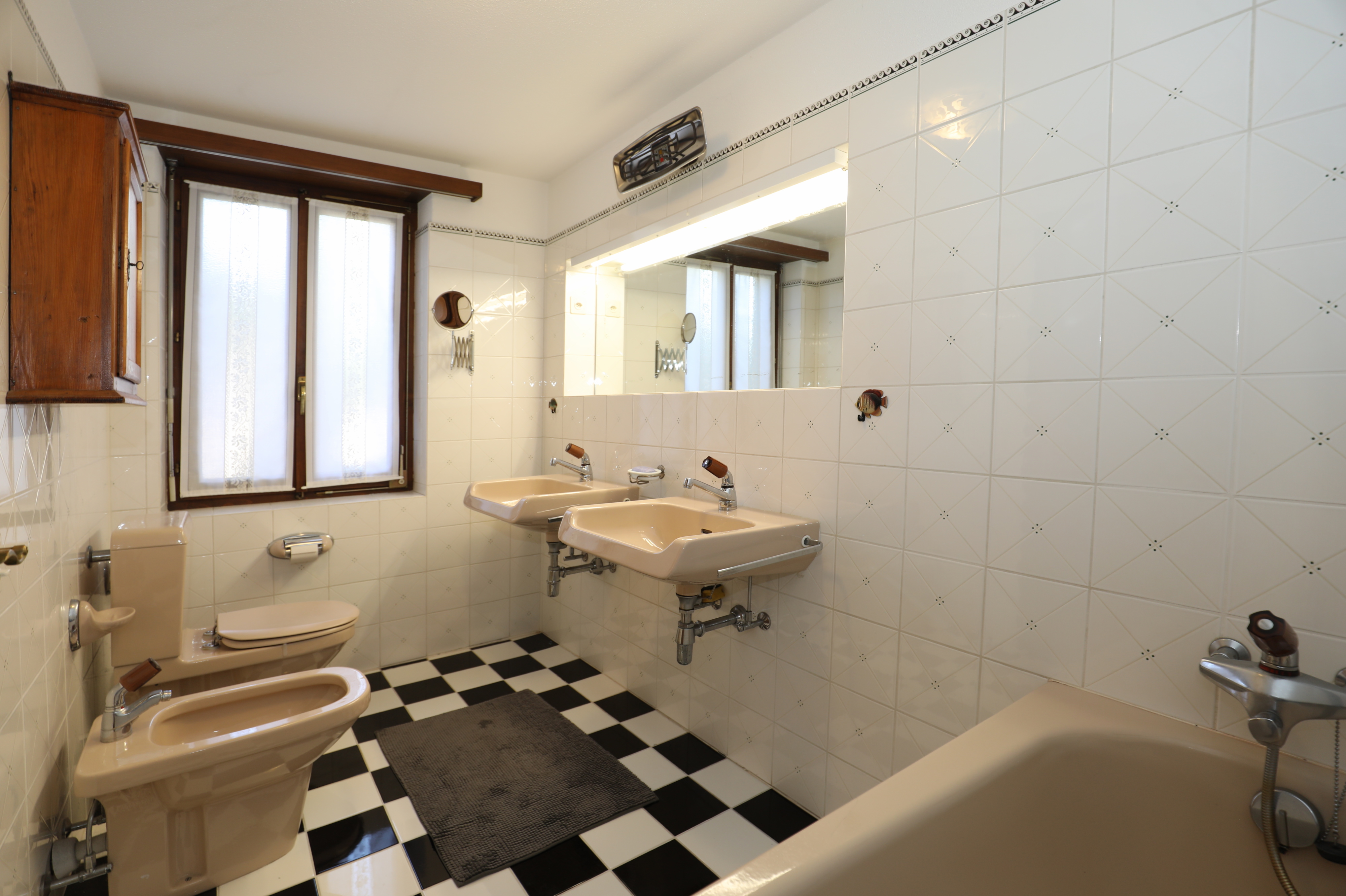Klassisches Badezimmer mit Badewanne und Doppelwaschbecken