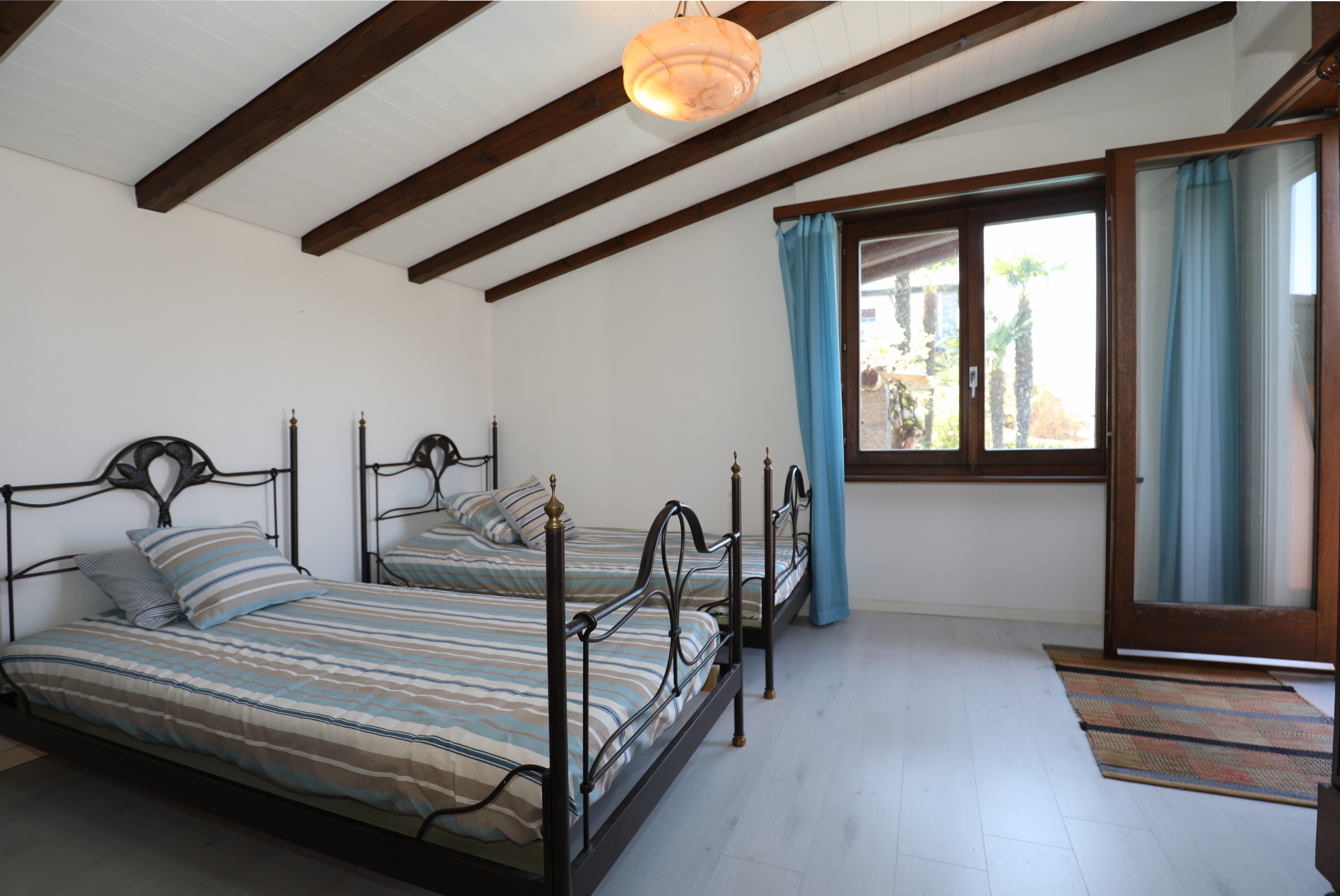 Schlafzimmer mit zwei Metallbetten
