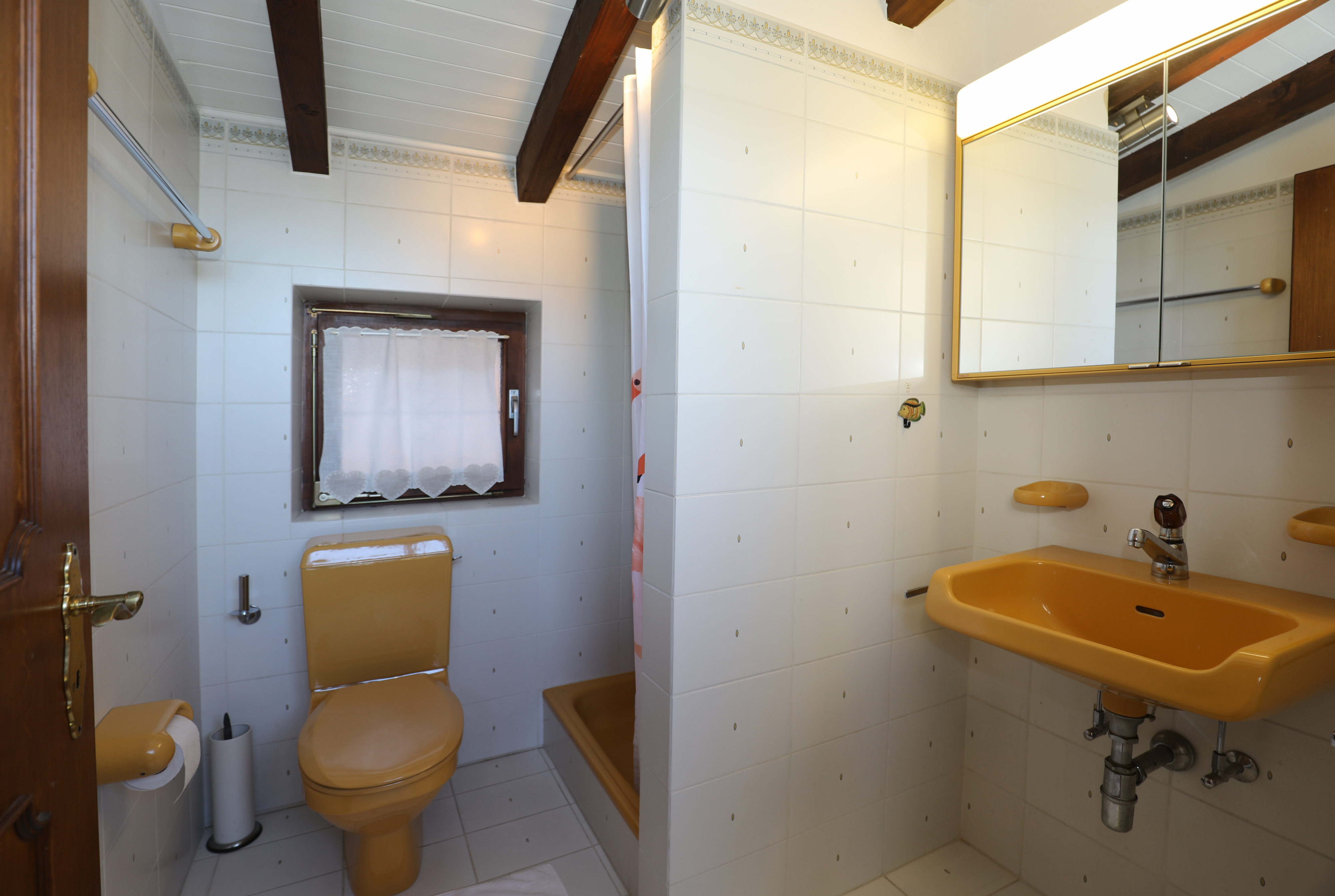 Kleines Badezimmer mit gelber Sanitärausstattung