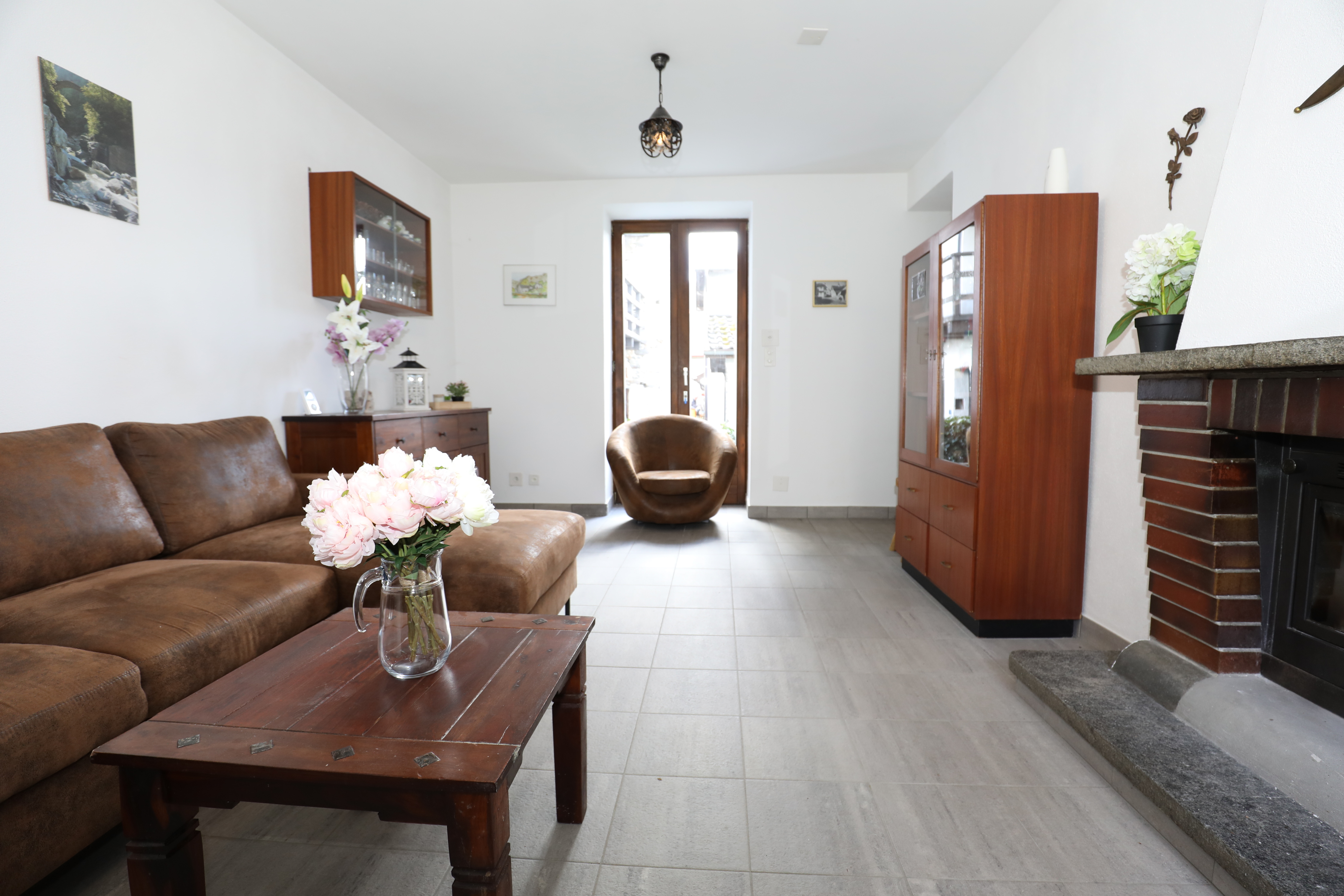 Wohnzimmer mit Kamin und Balkon-/Terrassentür