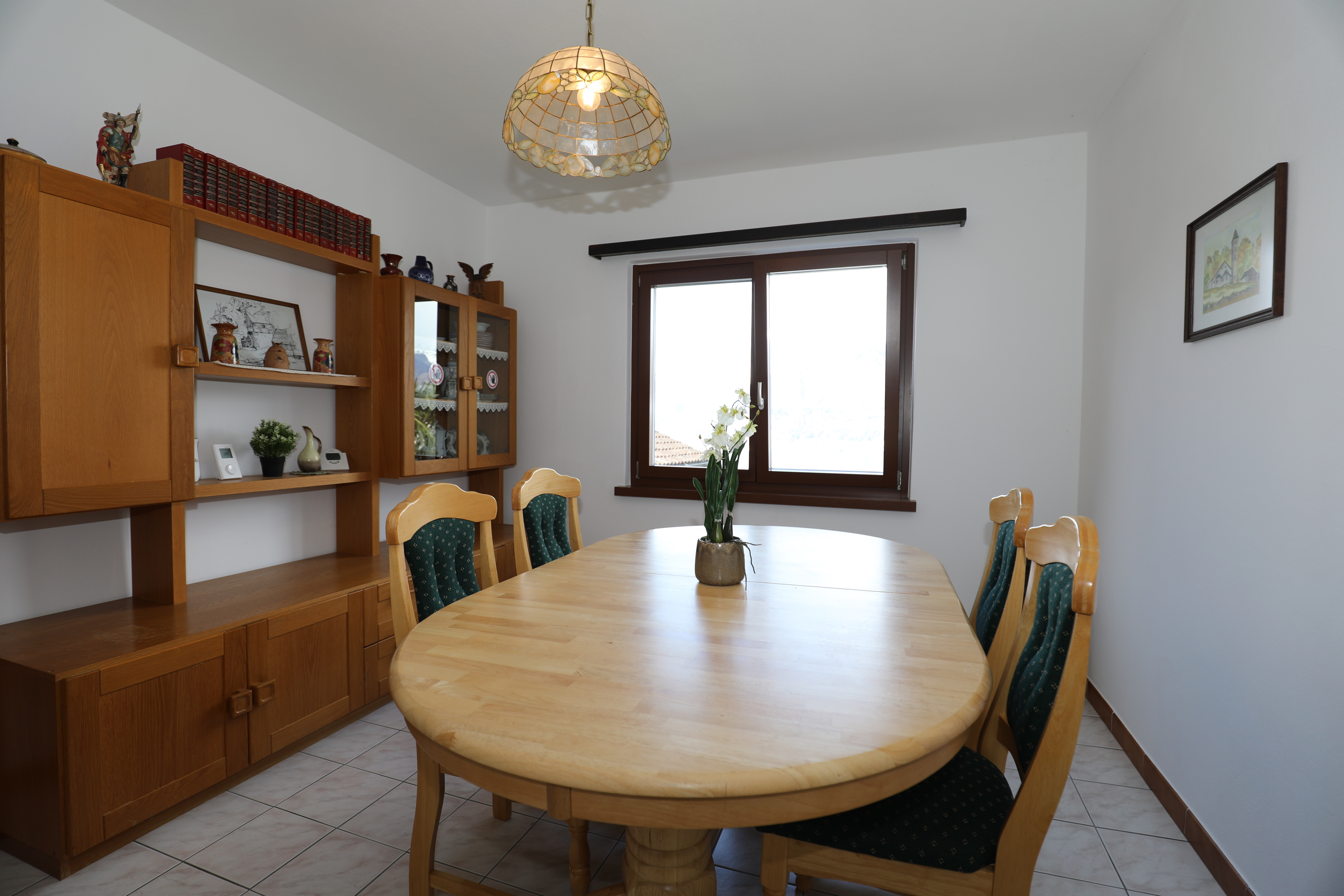 Esszimmer mit Holzmöbeln und Glasleuchte