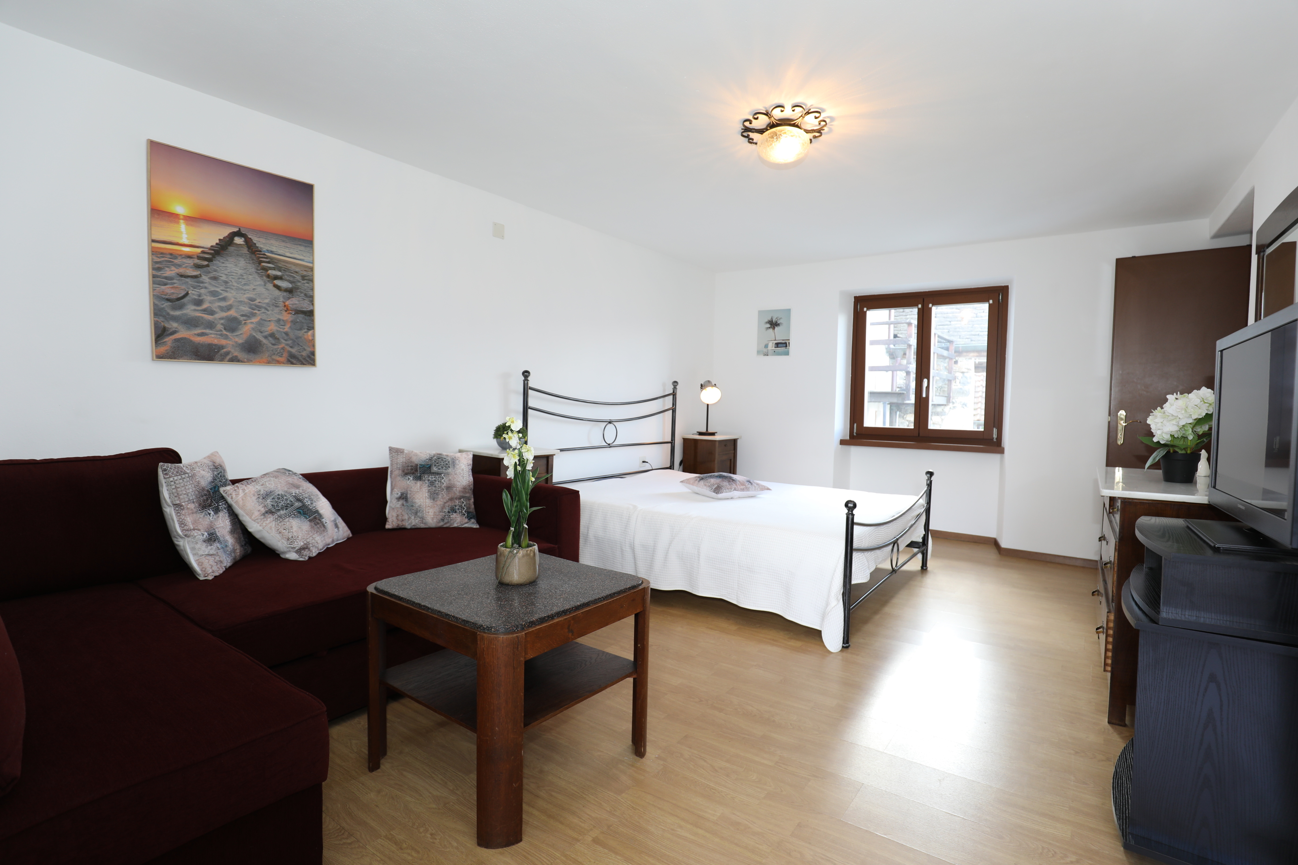Helles Schlafzimmer mit einfacher Möblierung