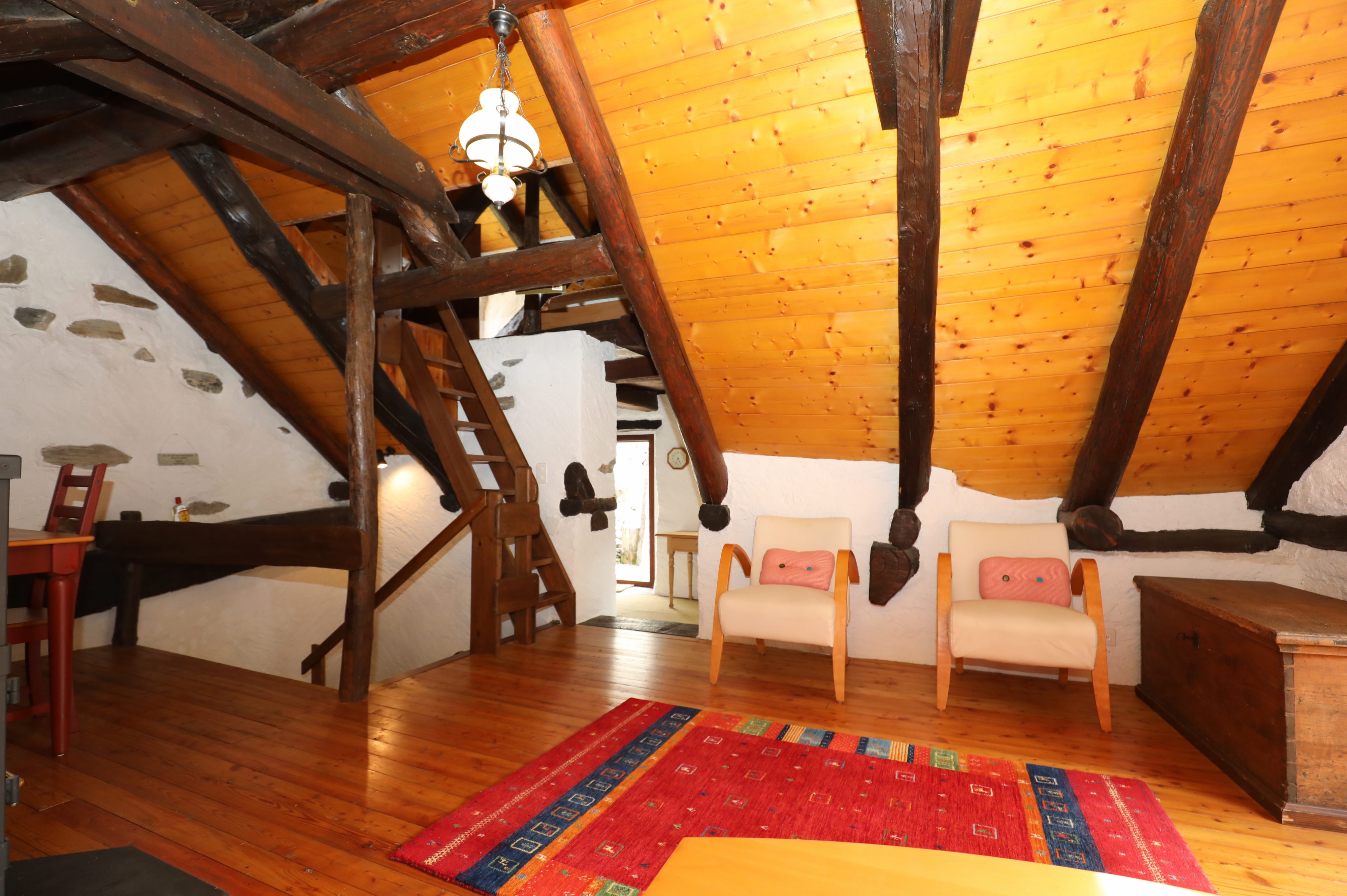 Rustikaler Dachraum mit Holzdecke