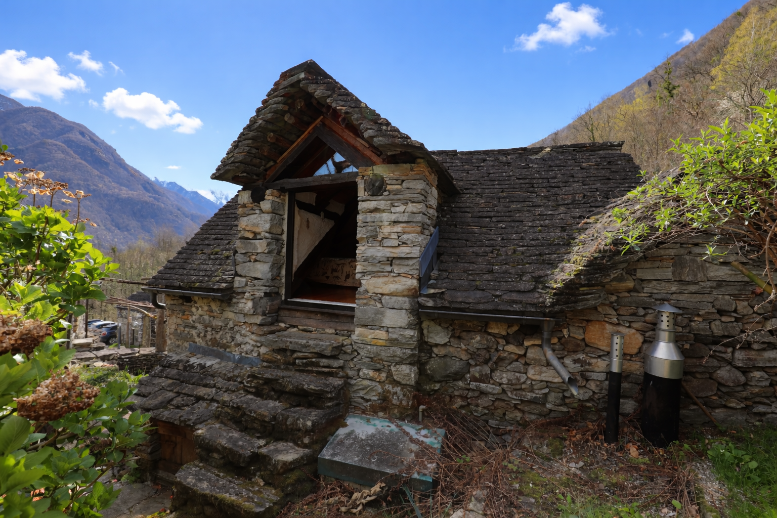 Steinhaus mit Bergkulisse