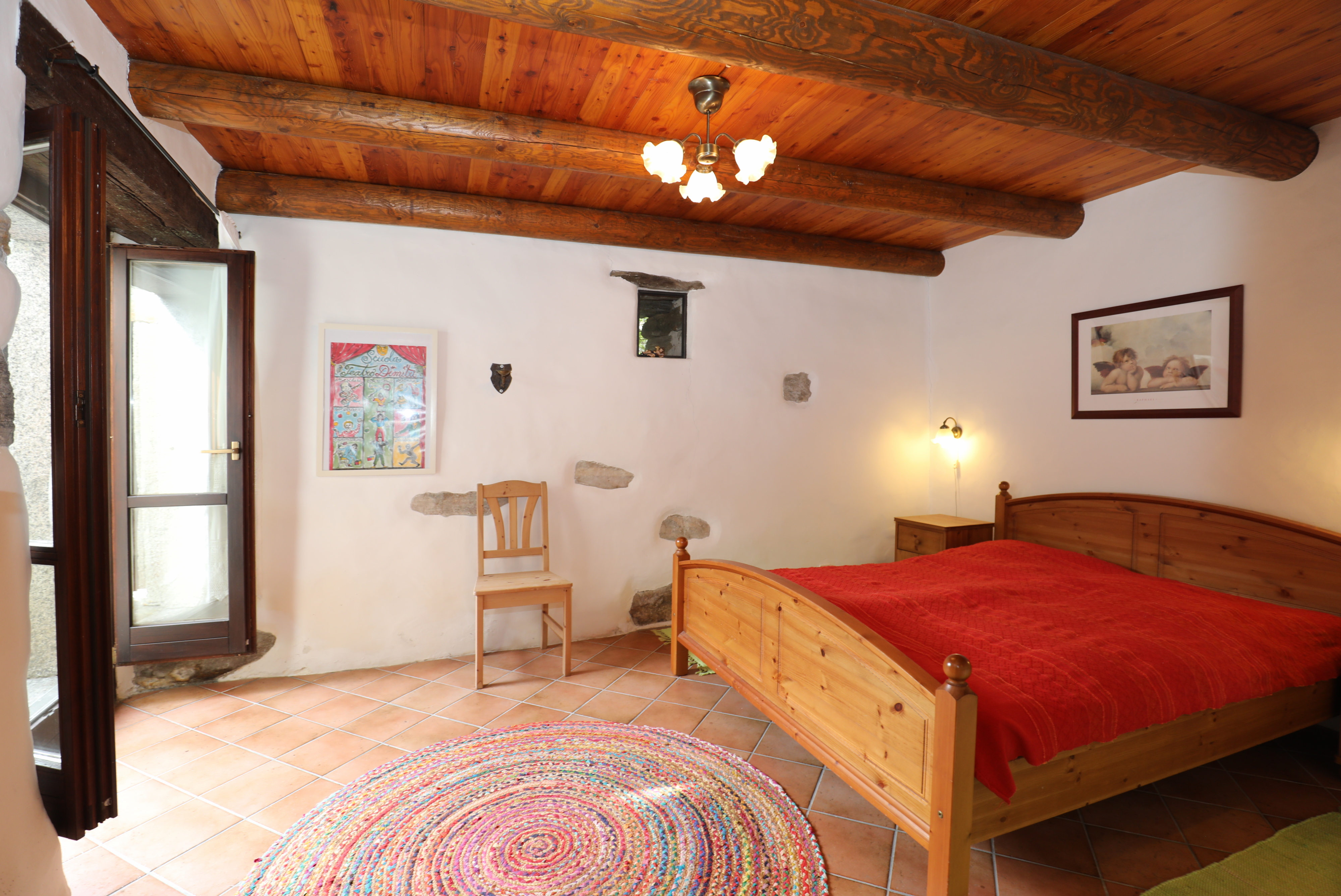Rustikales Schlafzimmer mit Holzbalkendecke