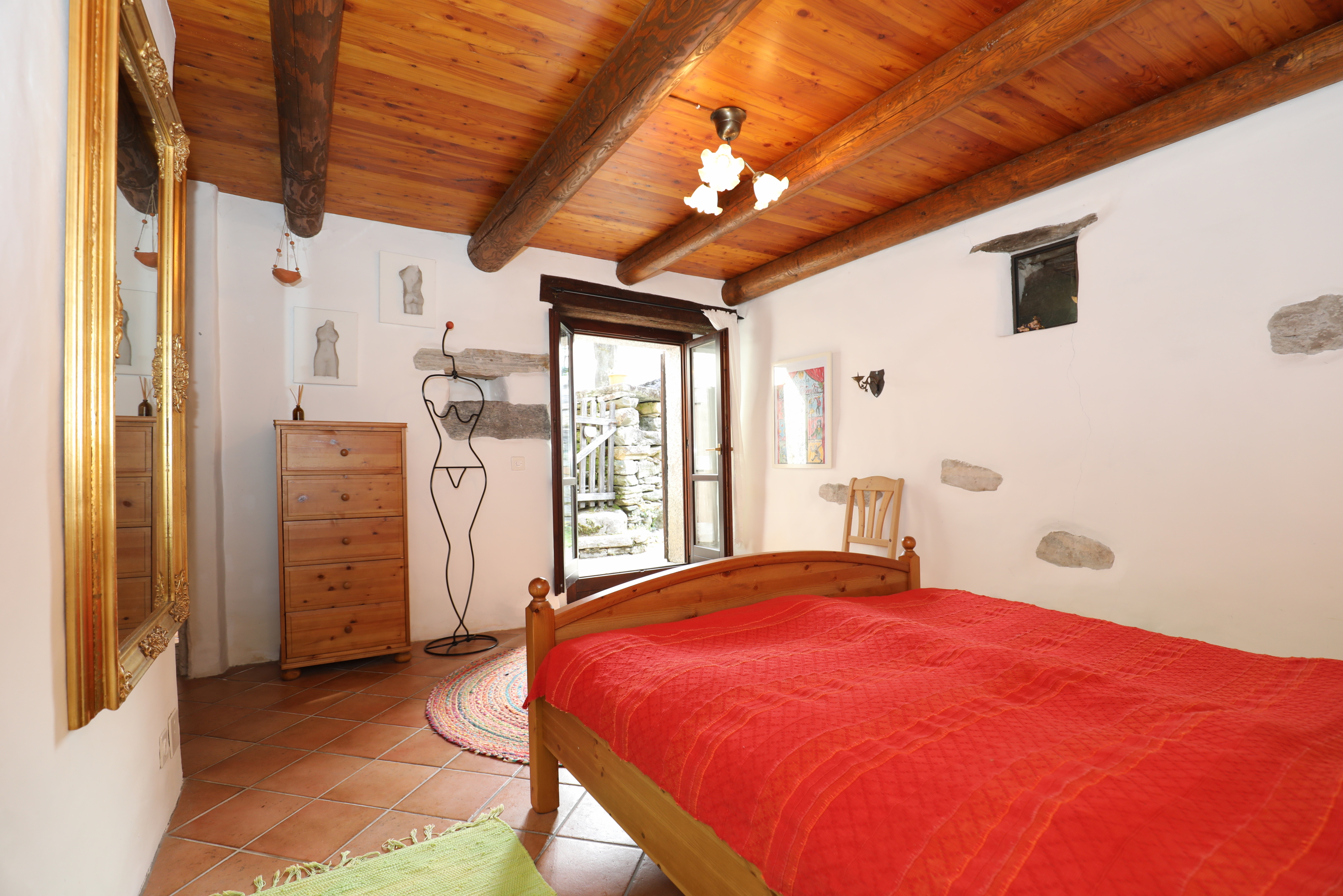 Rustikales Schlafzimmer mit Holzbalkendecke