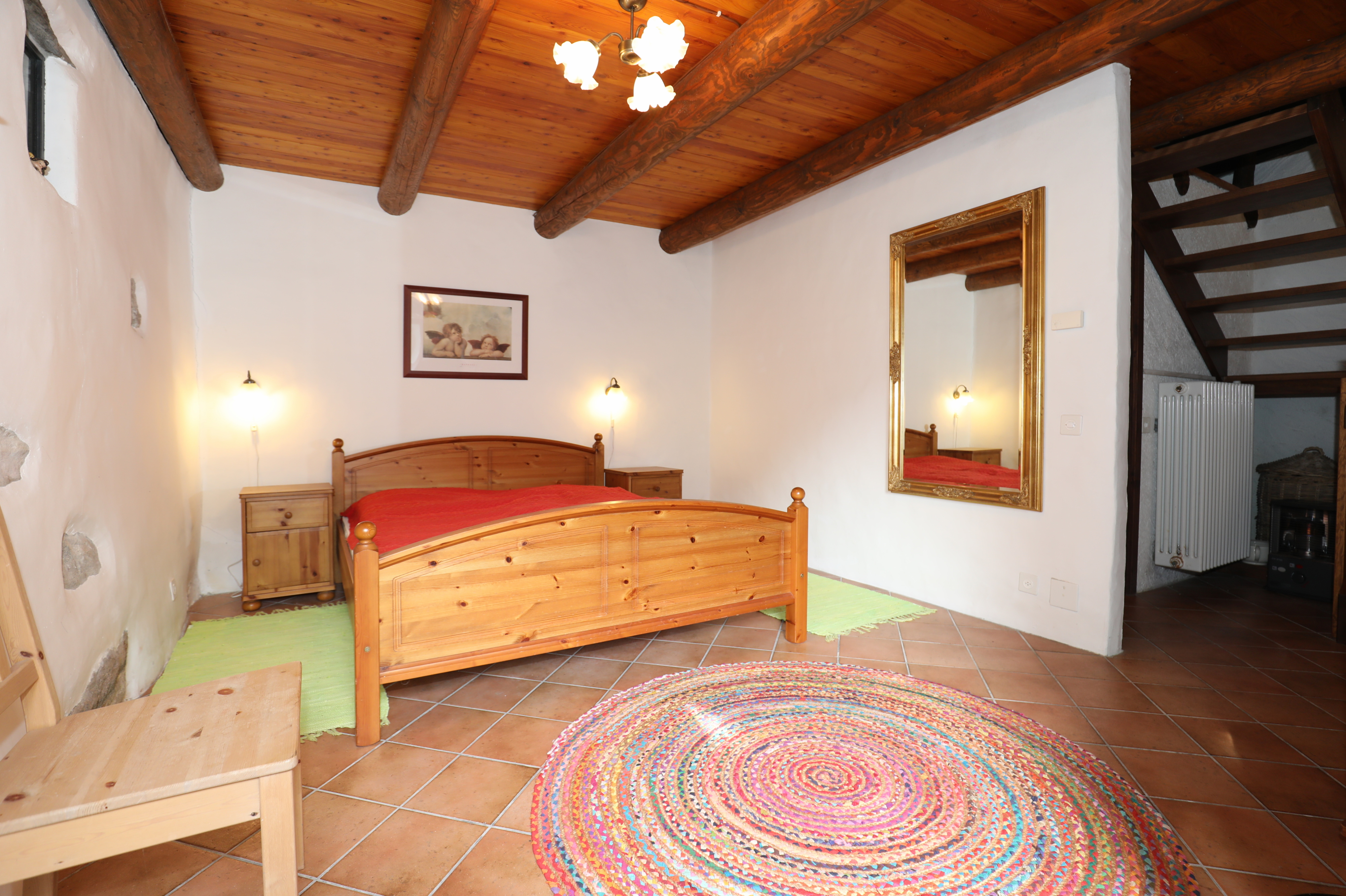Rustikales Schlafzimmer mit Holzbalkendecke