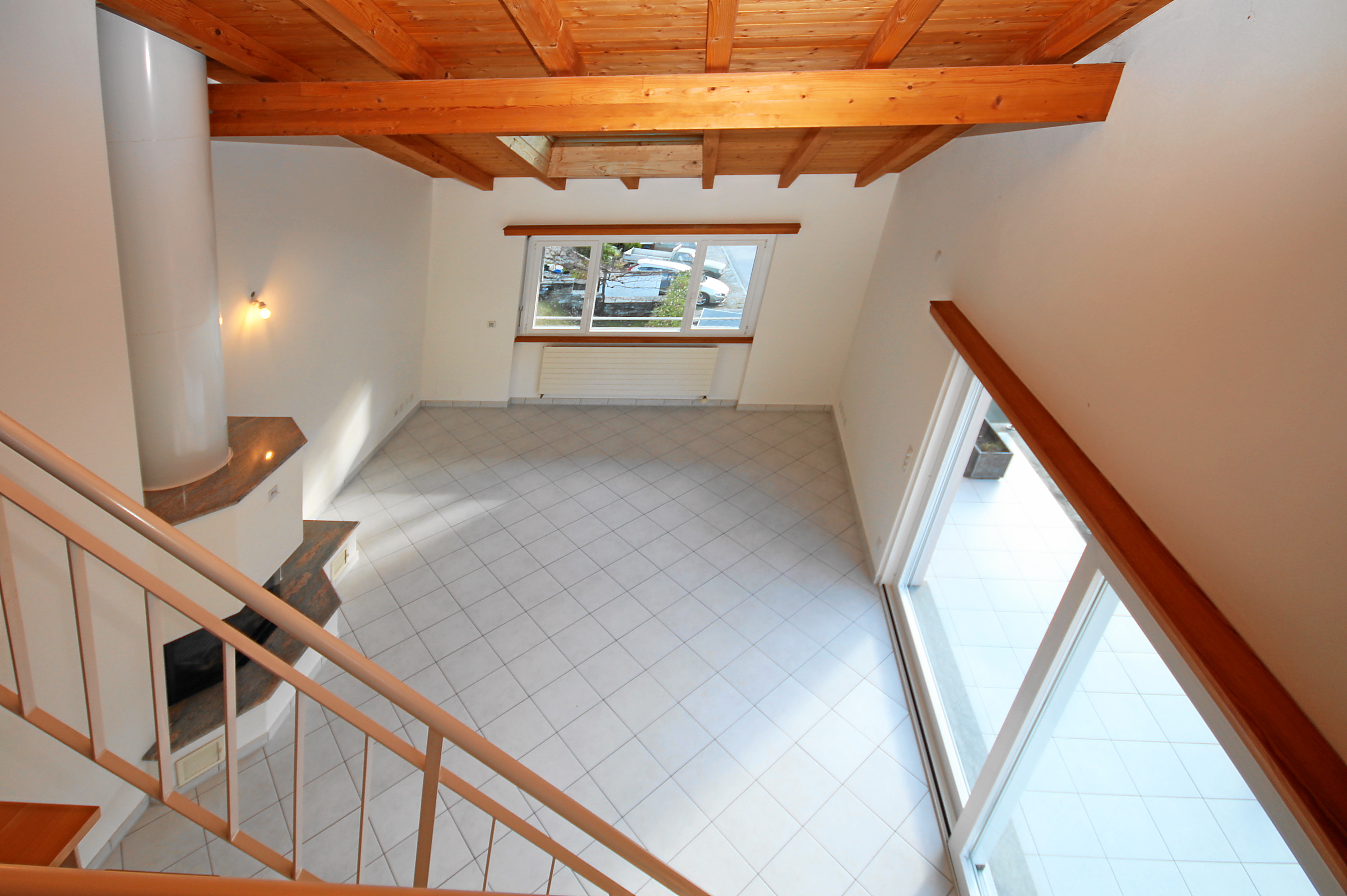 Lufter mit Holzdecke und Fliesenboden