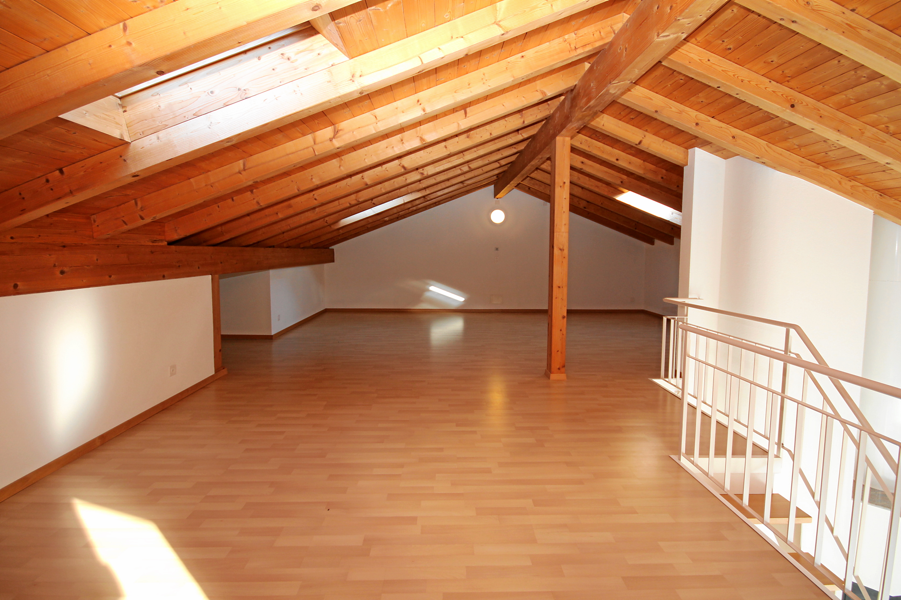 Ausgebauter Dachboden mit Holzsichtdach