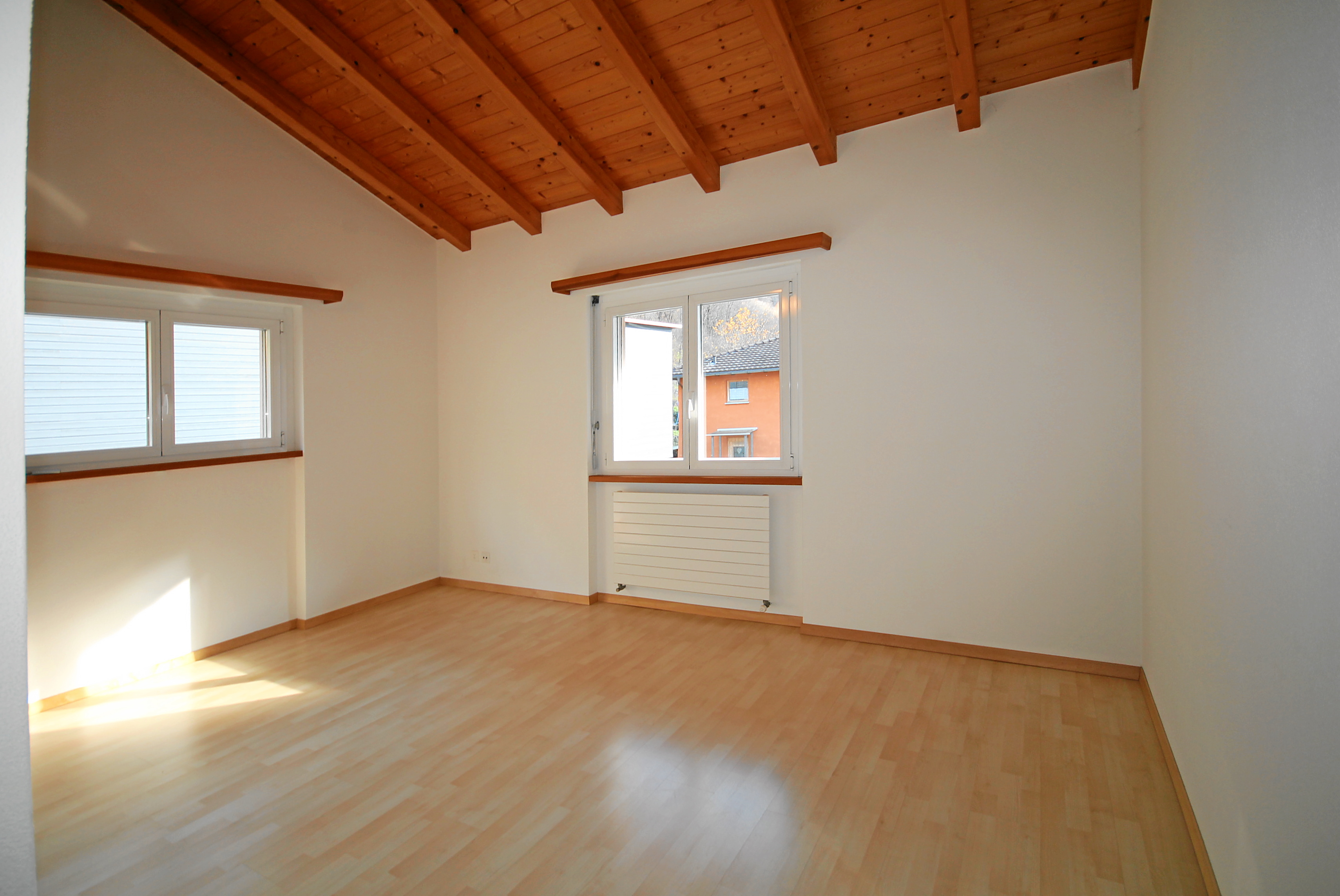 Heller leerer Raum mit Holzdecke