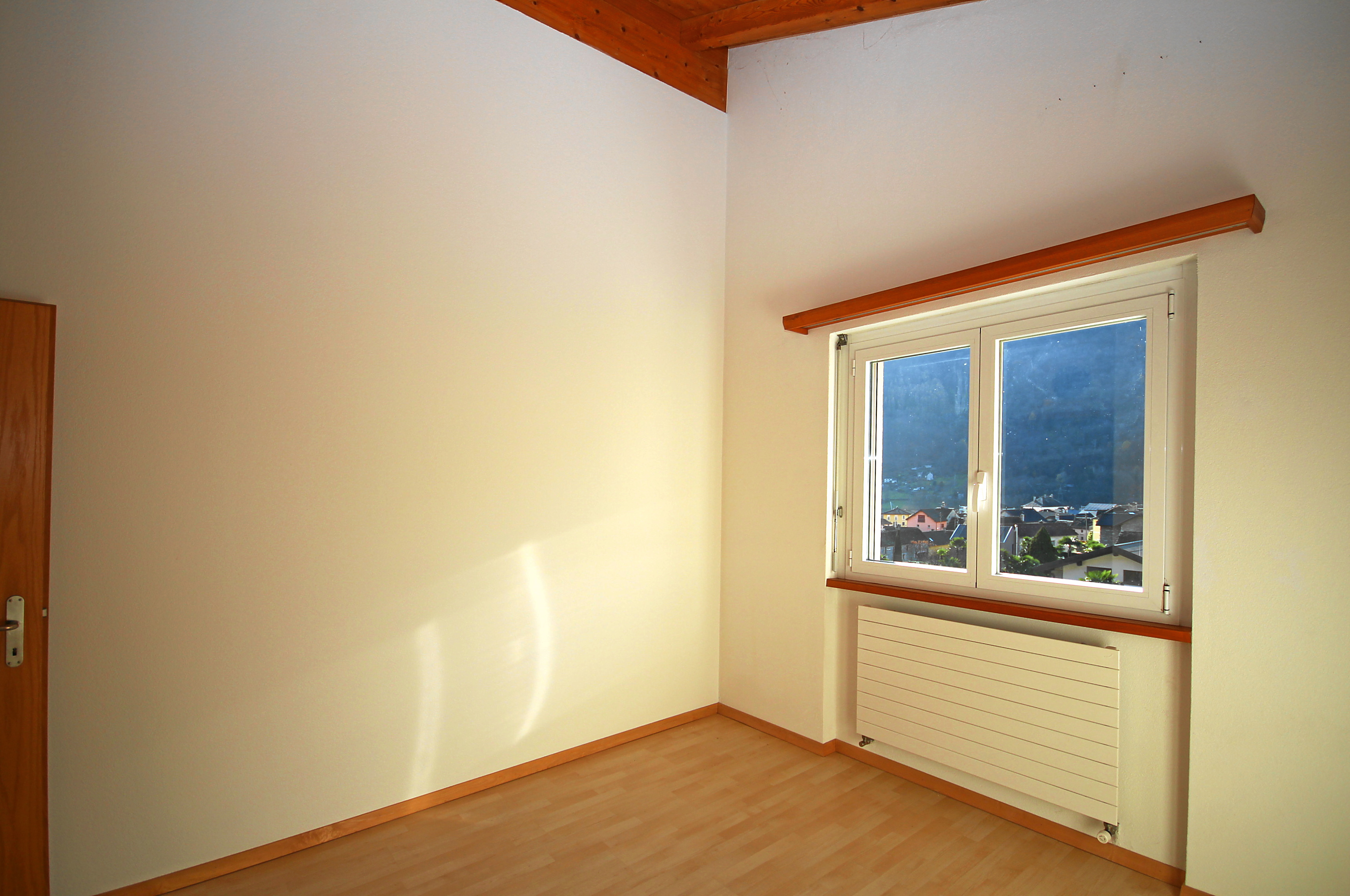 Leeres Zimmer mit Fenster und Heizkörper