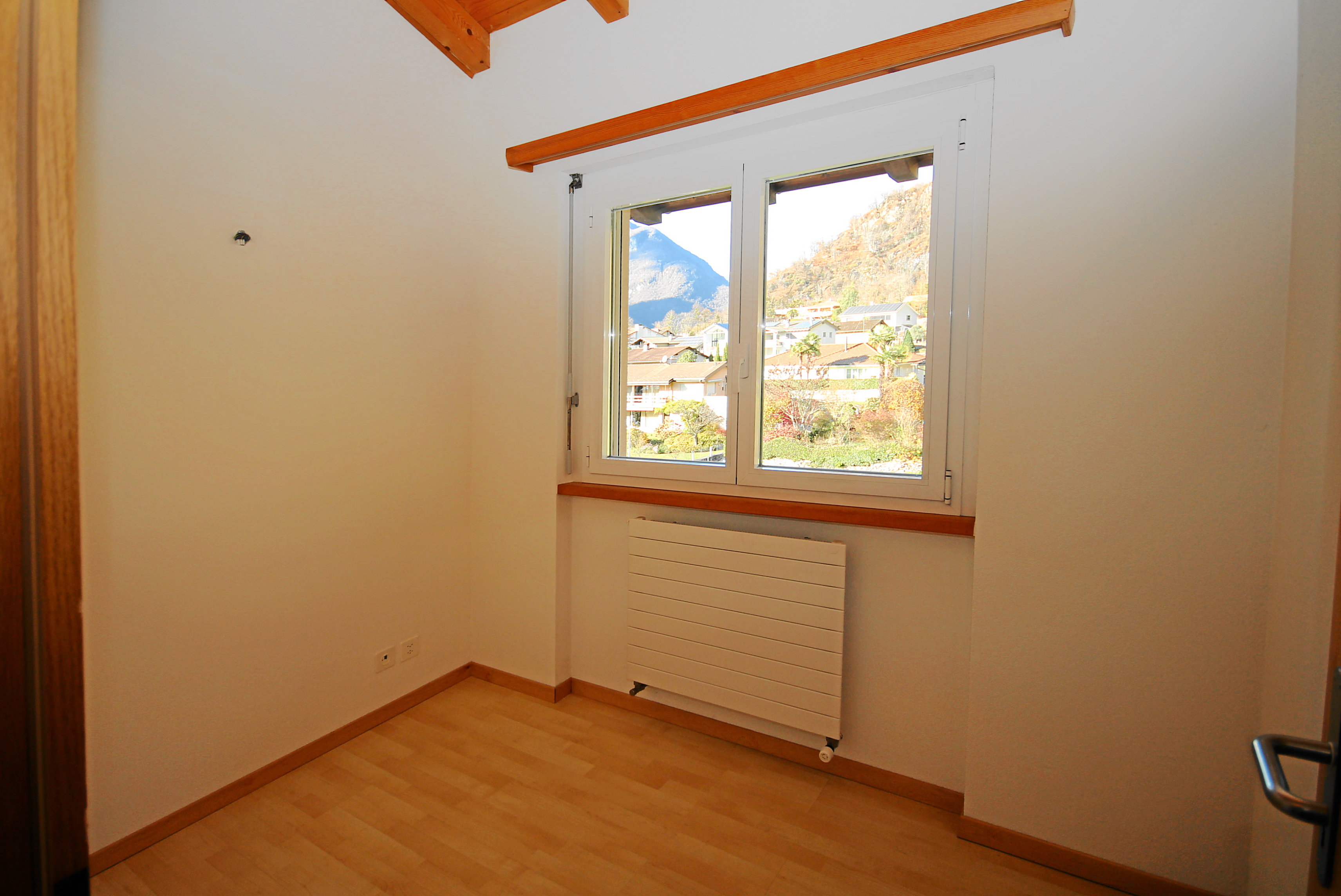 Helles leeres Zimmer mit Fensterblick