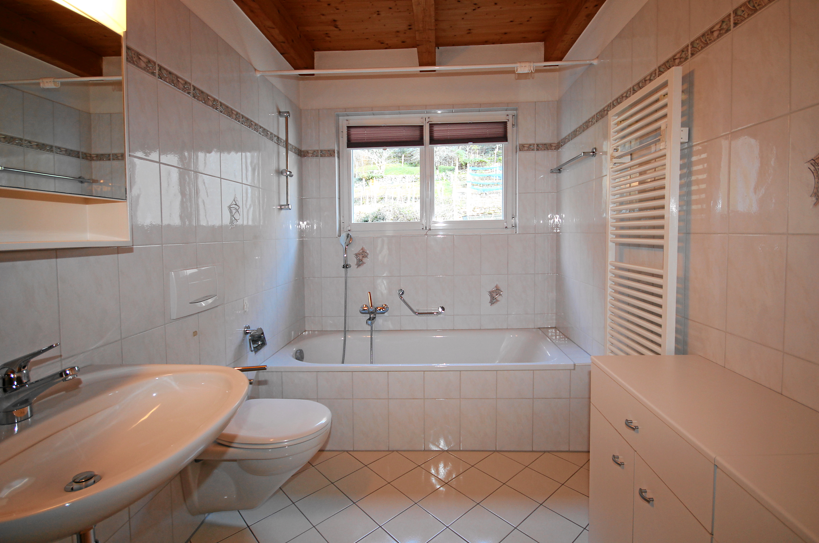 Badezimmer mit Wanne und Tageslichtfenster