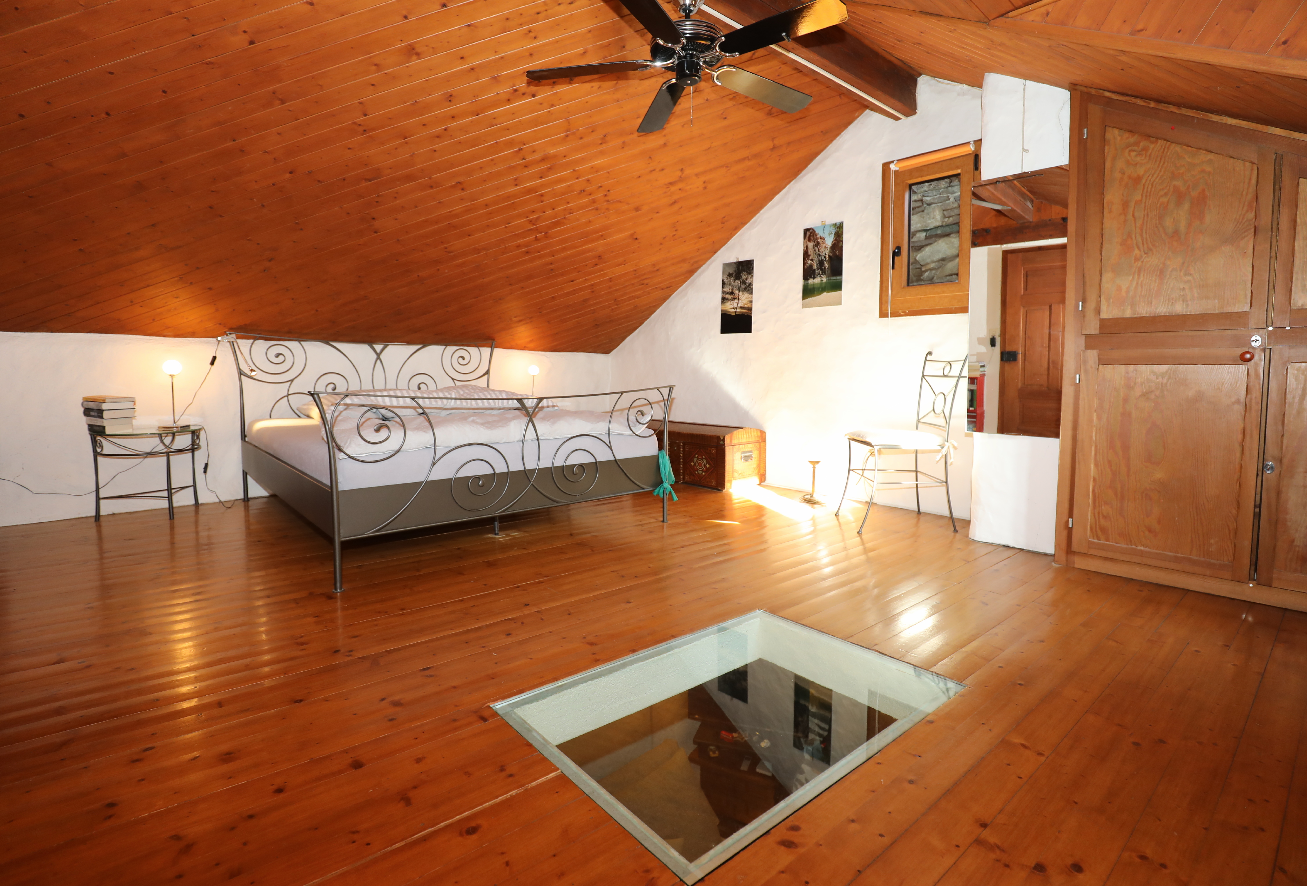 Dachzimmer mit Holzdecke und Bett