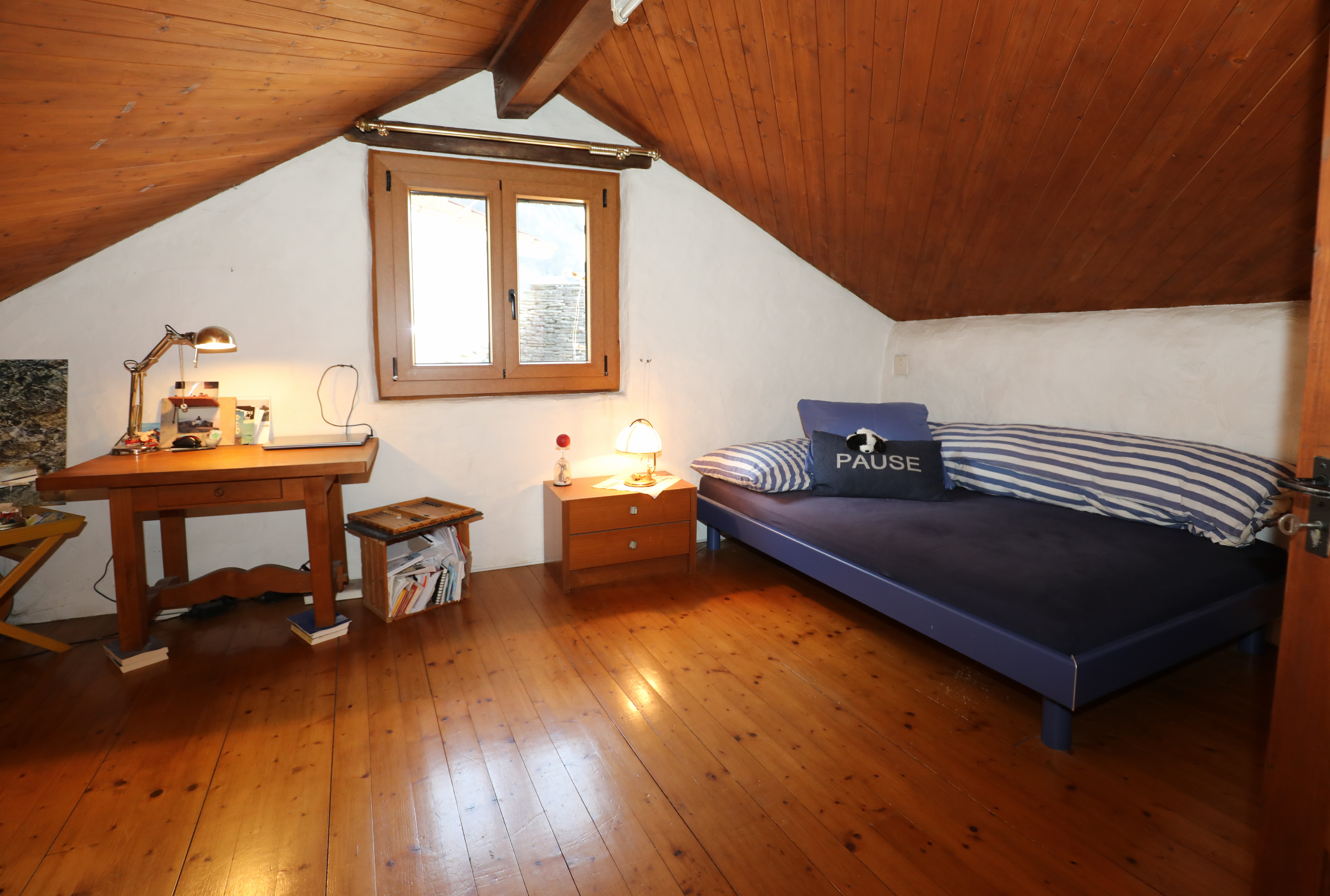 Dachgeschoss-Schlafzimmer mit Holzdecke