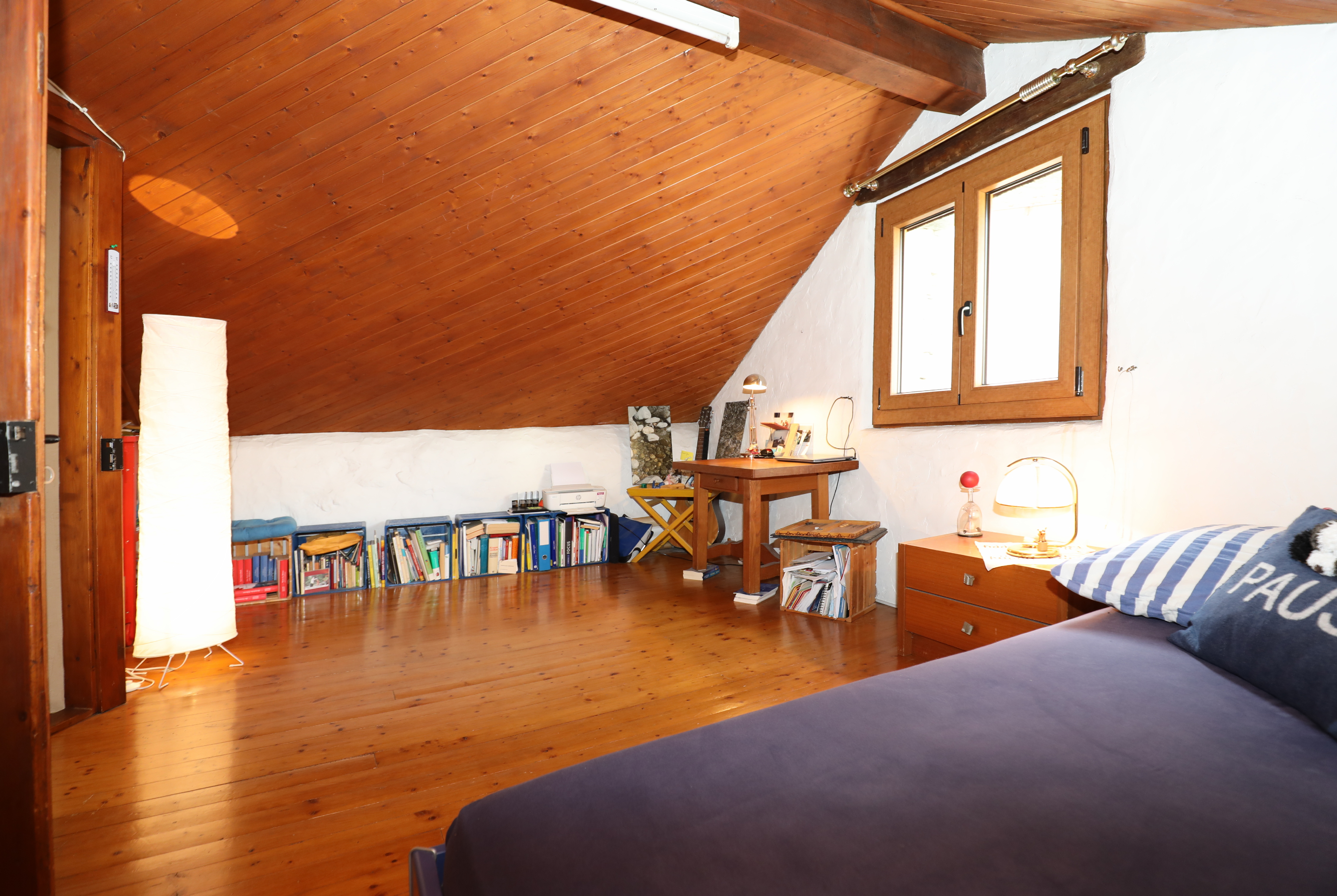 Dachgeschoss-Schlafzimmer mit Holzvertäfelung