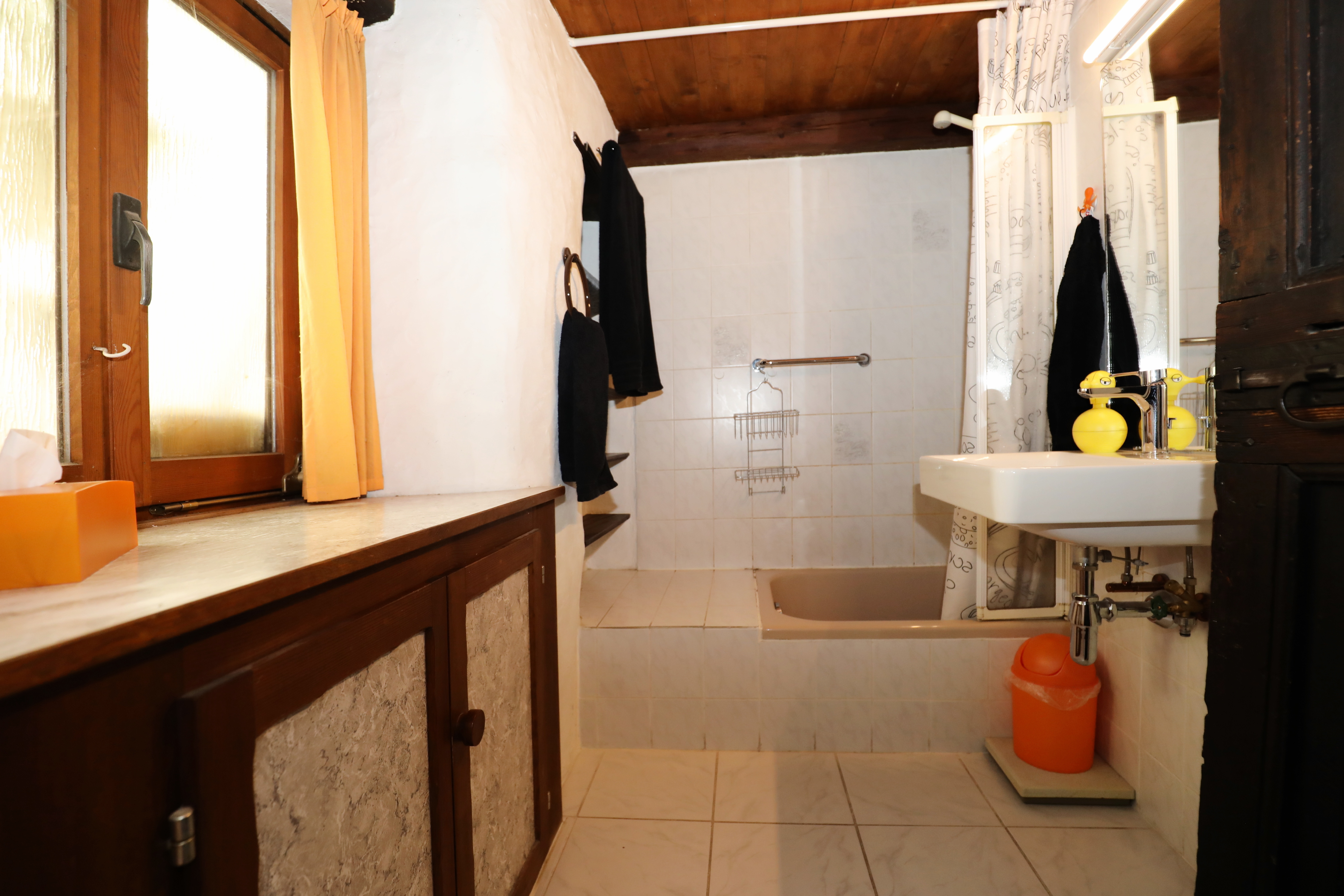 Kleines Badezimmer mit Holzdecke