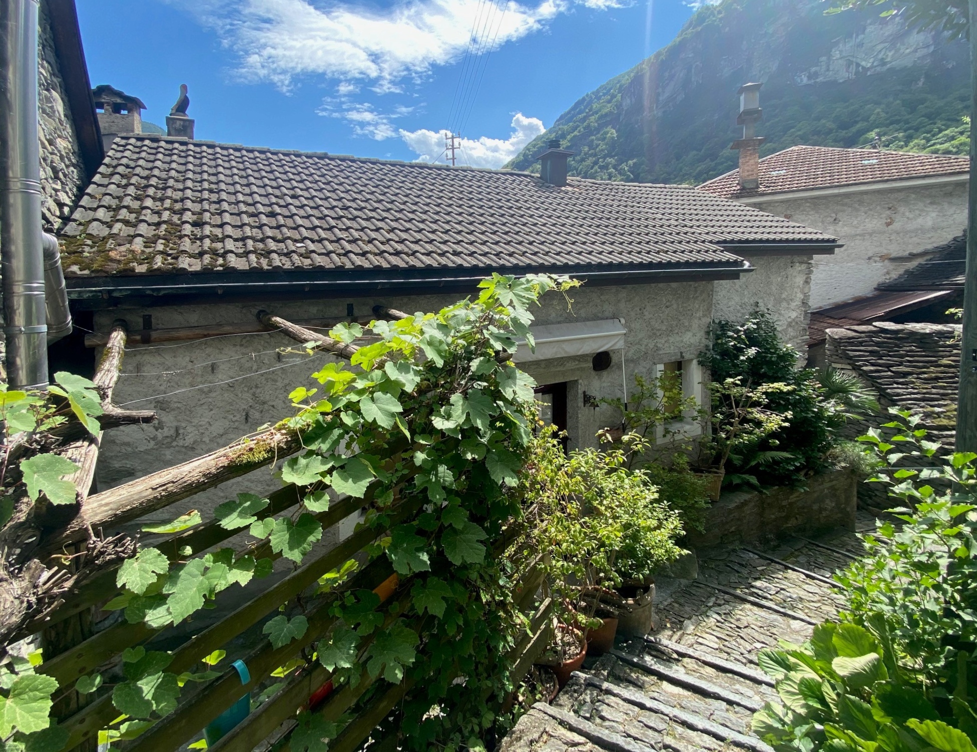 Außenansicht eines steinernen Hauses mit Bergkulisse