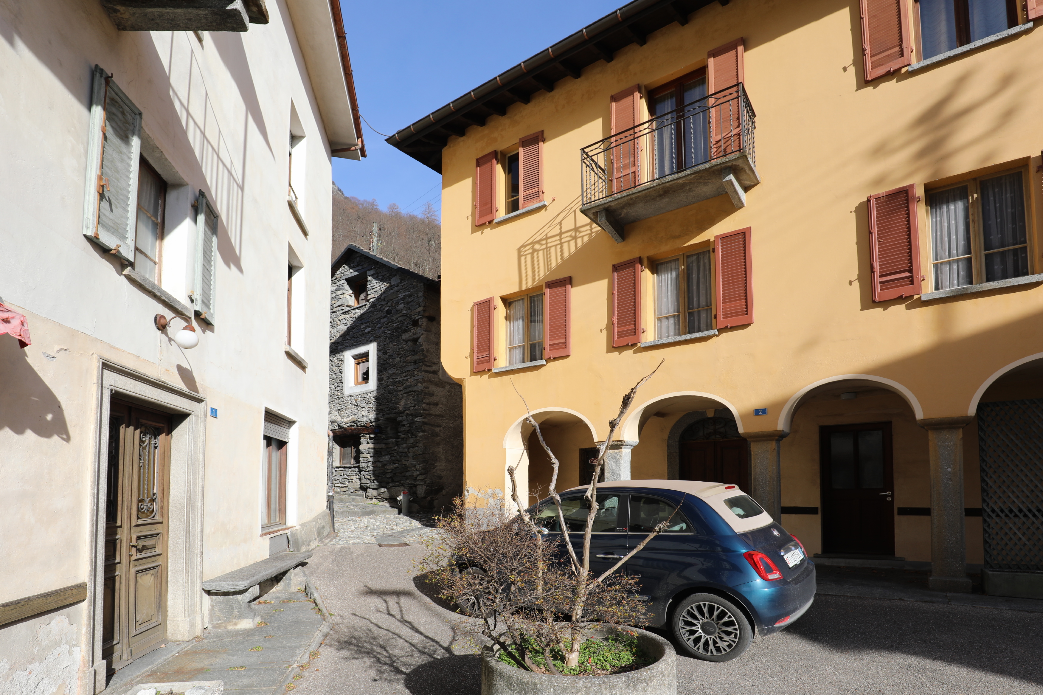 Enge Gasse mit Wohnhäusern