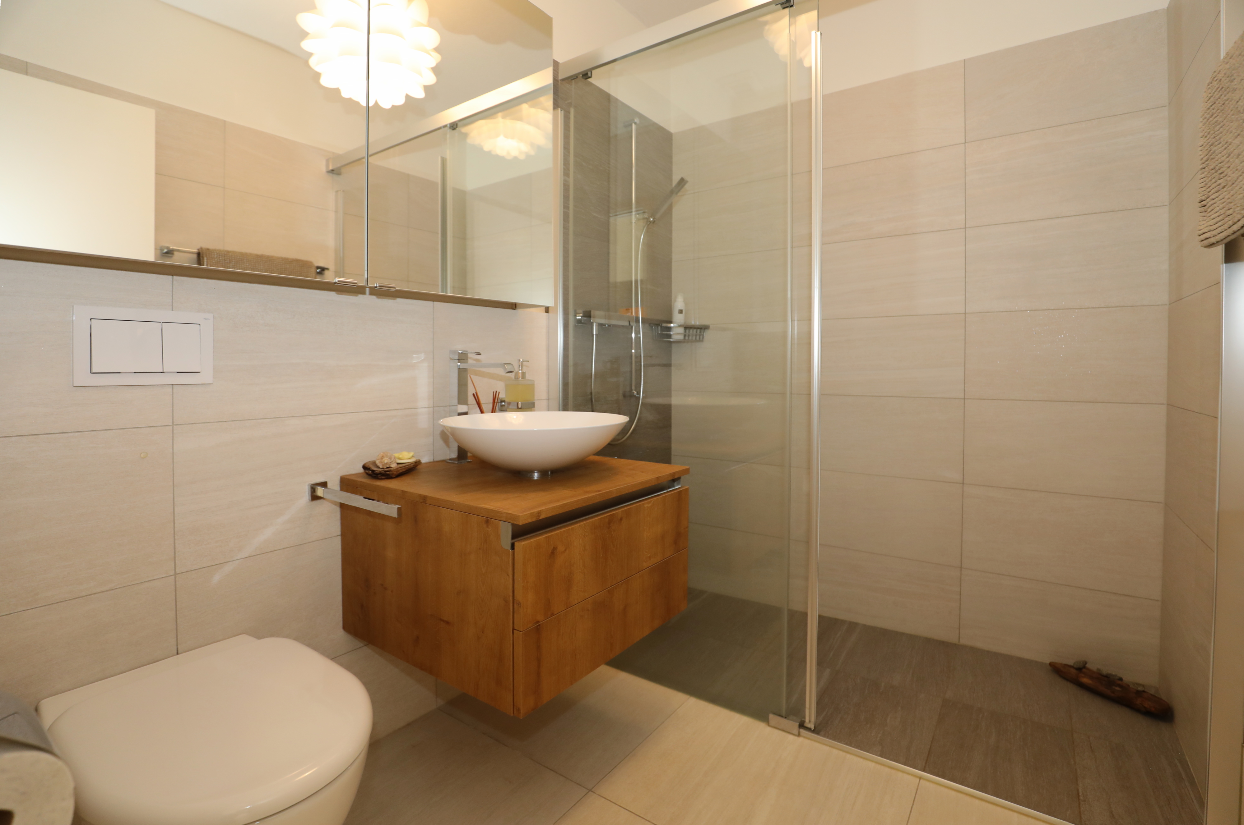 Modernes Bad mit Glasdusche und Waschtisch