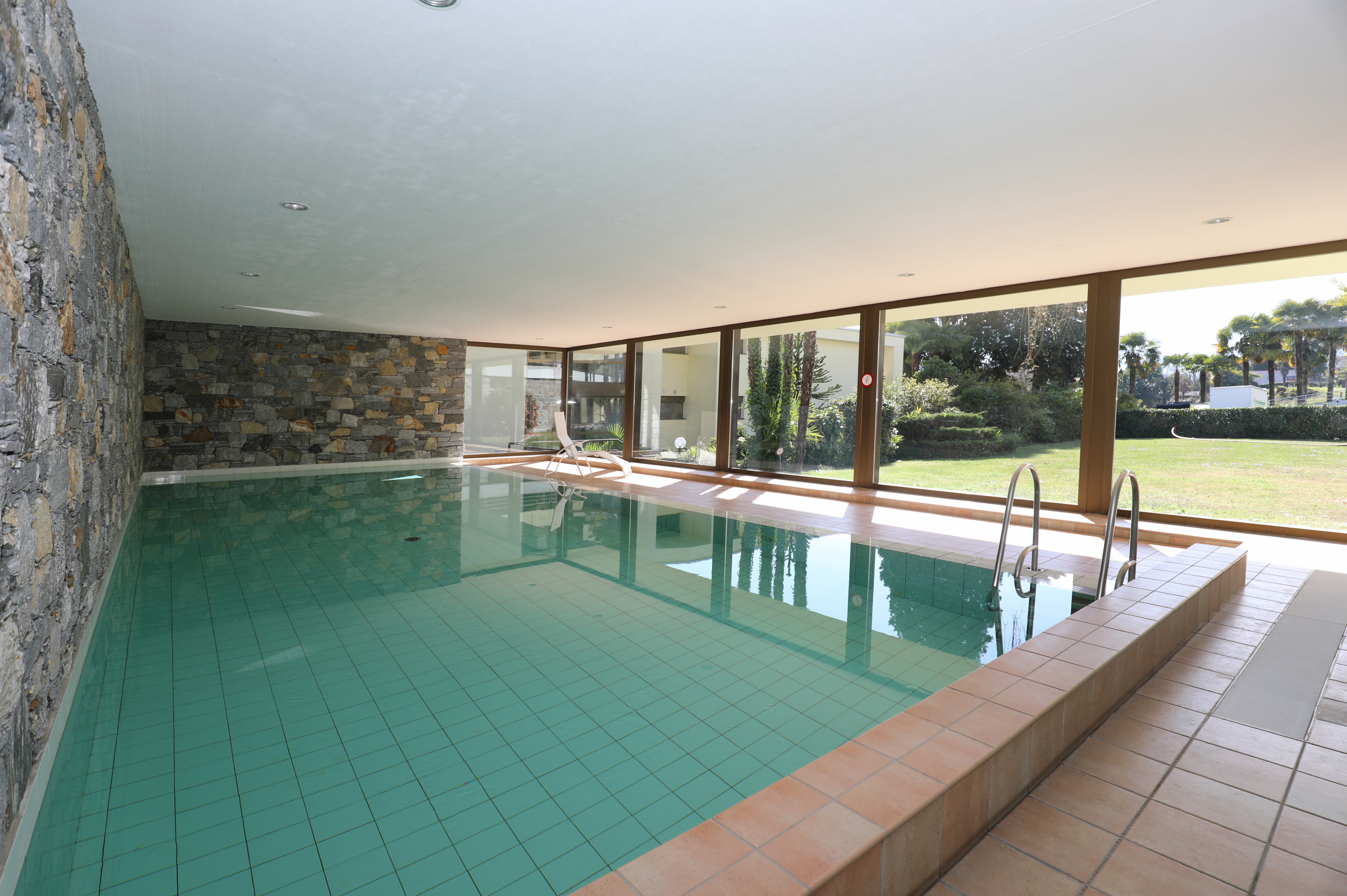 Innenpool mit Panoramafenstern