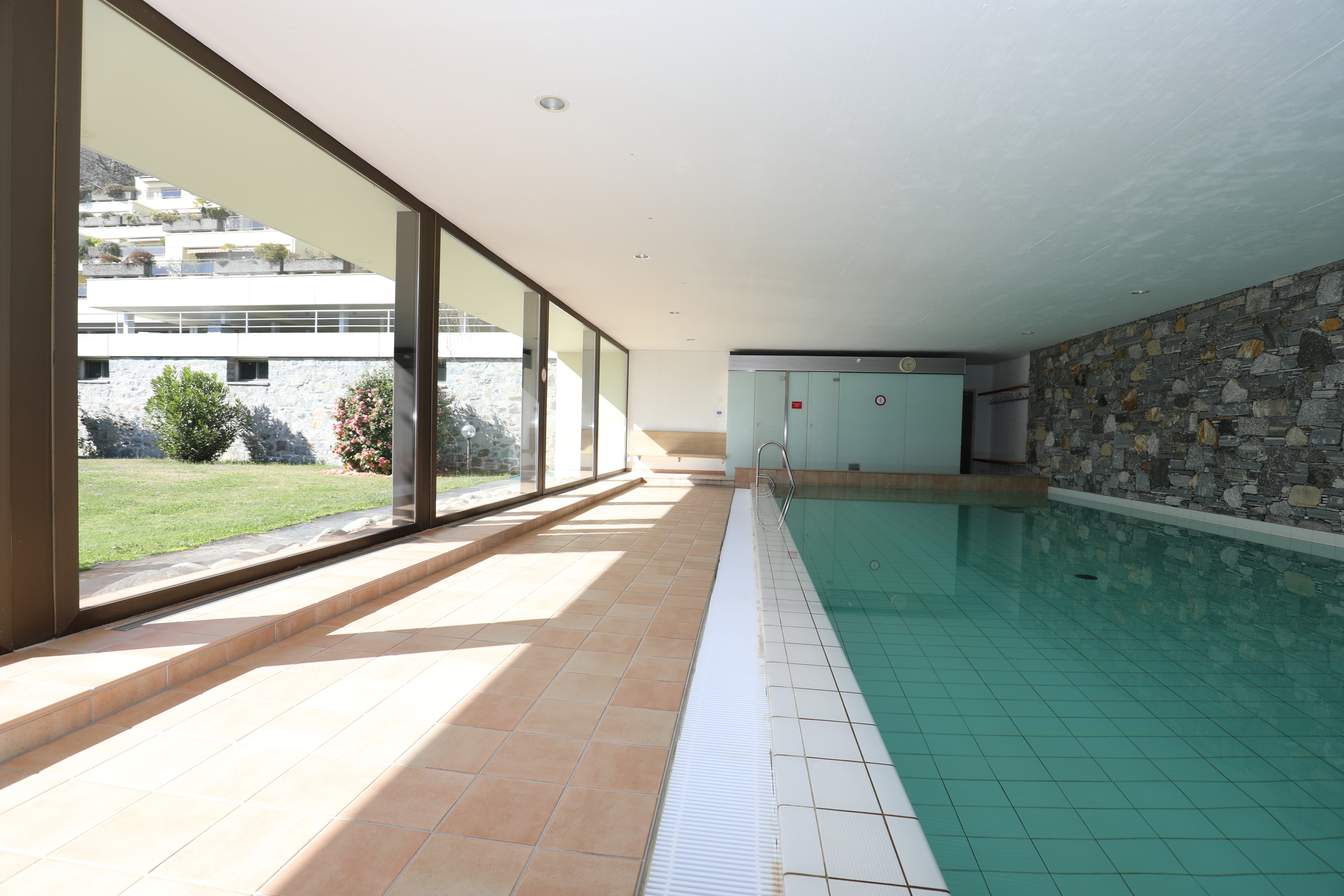 Innenpool mit großen Glasfronten