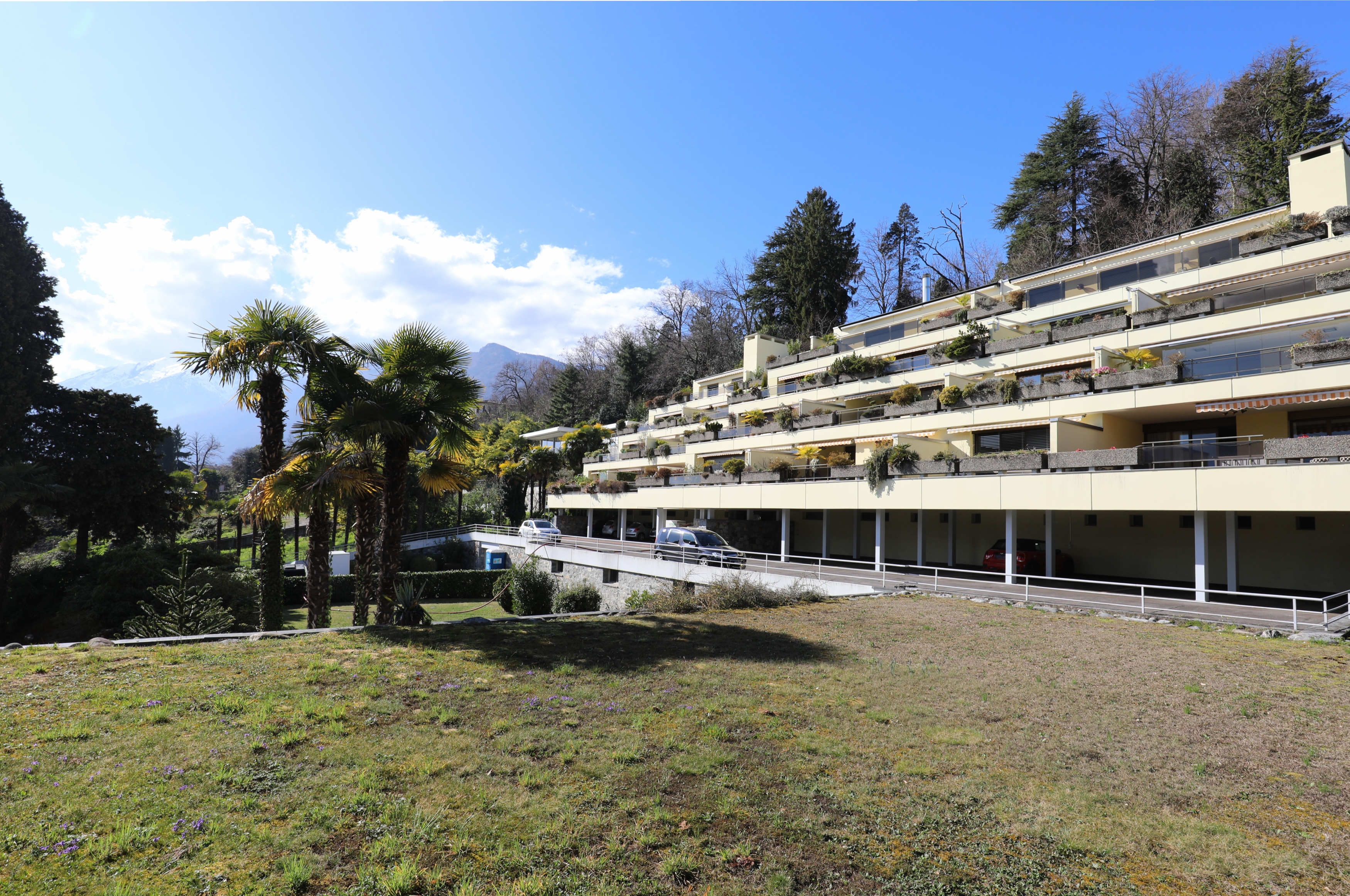 Terrassenförmiges Mehrfamilienhaus in Hanglage