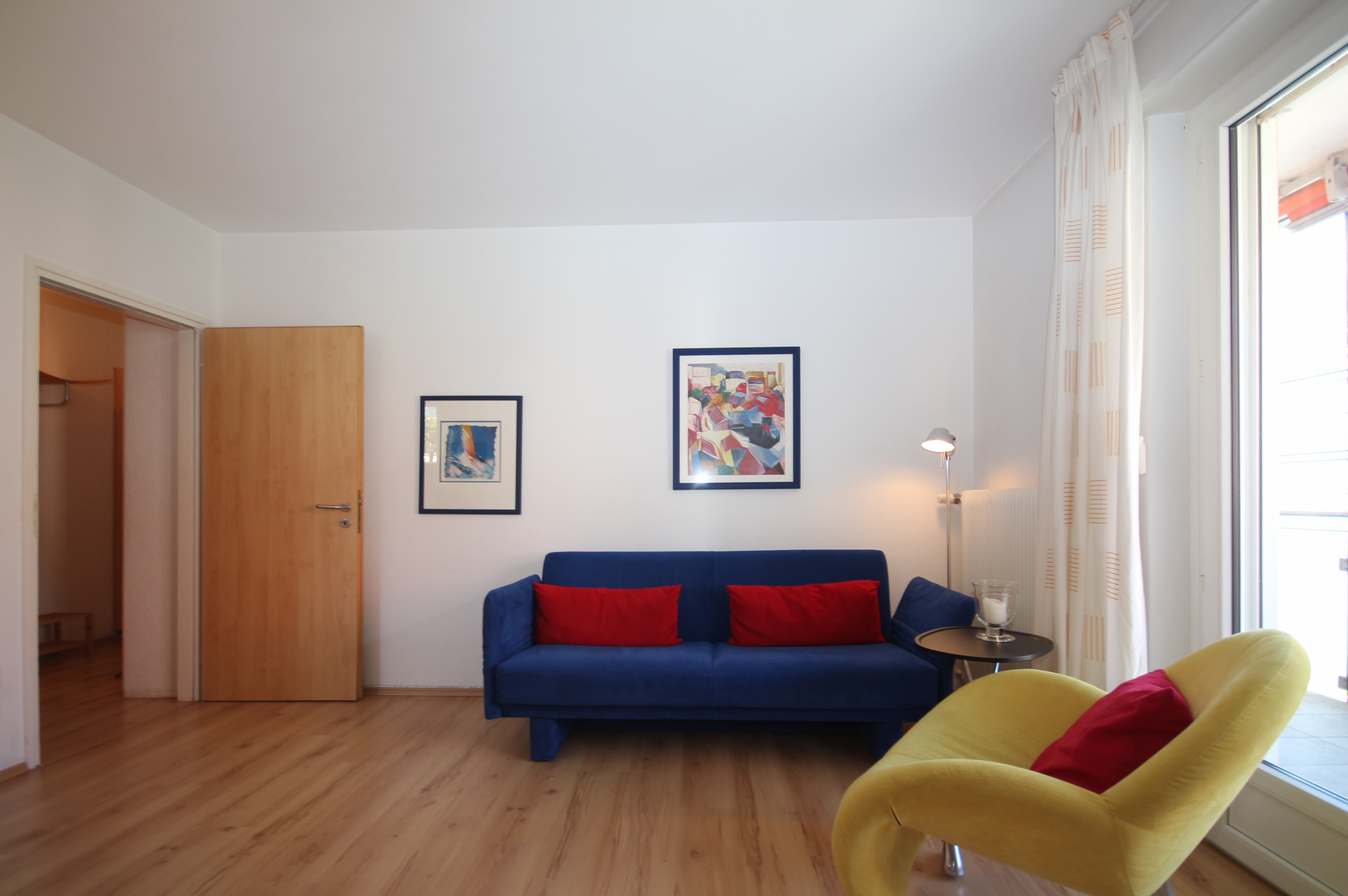 Helles Wohnzimmer mit farbigen Akzenten