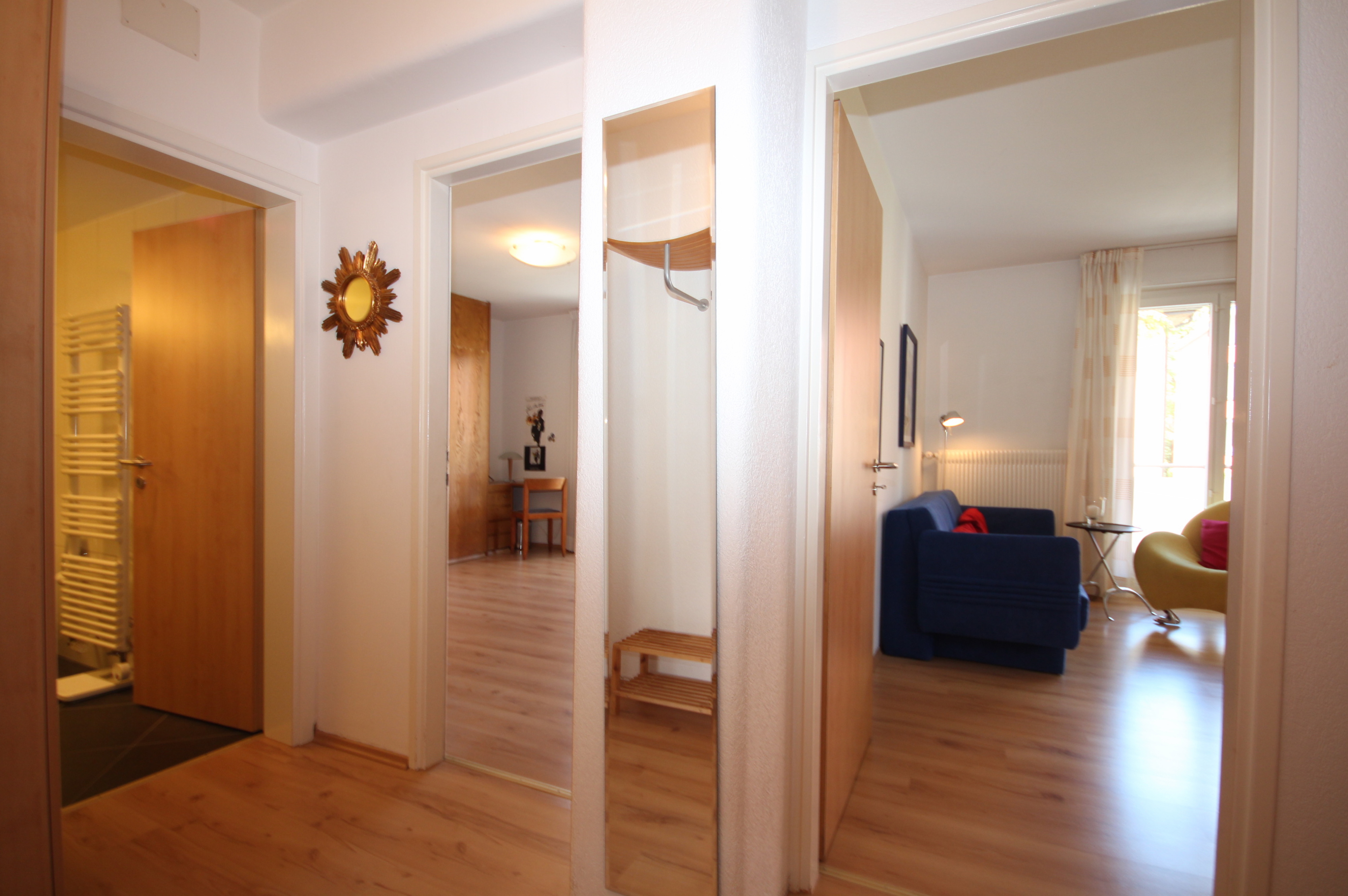 Heller Flur mit Blick in mehrere Zimmer