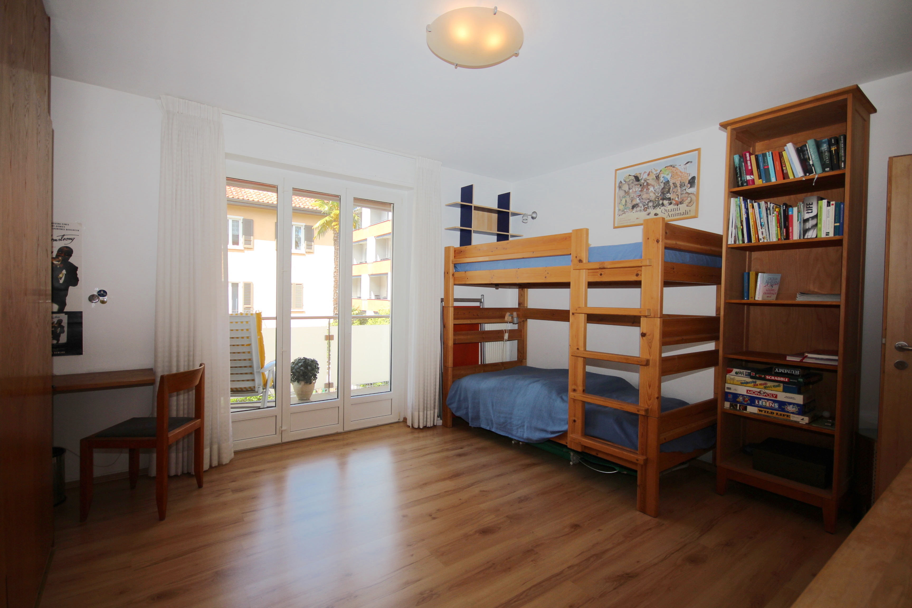 Jugendzimmer mit Hochbett und Balkon