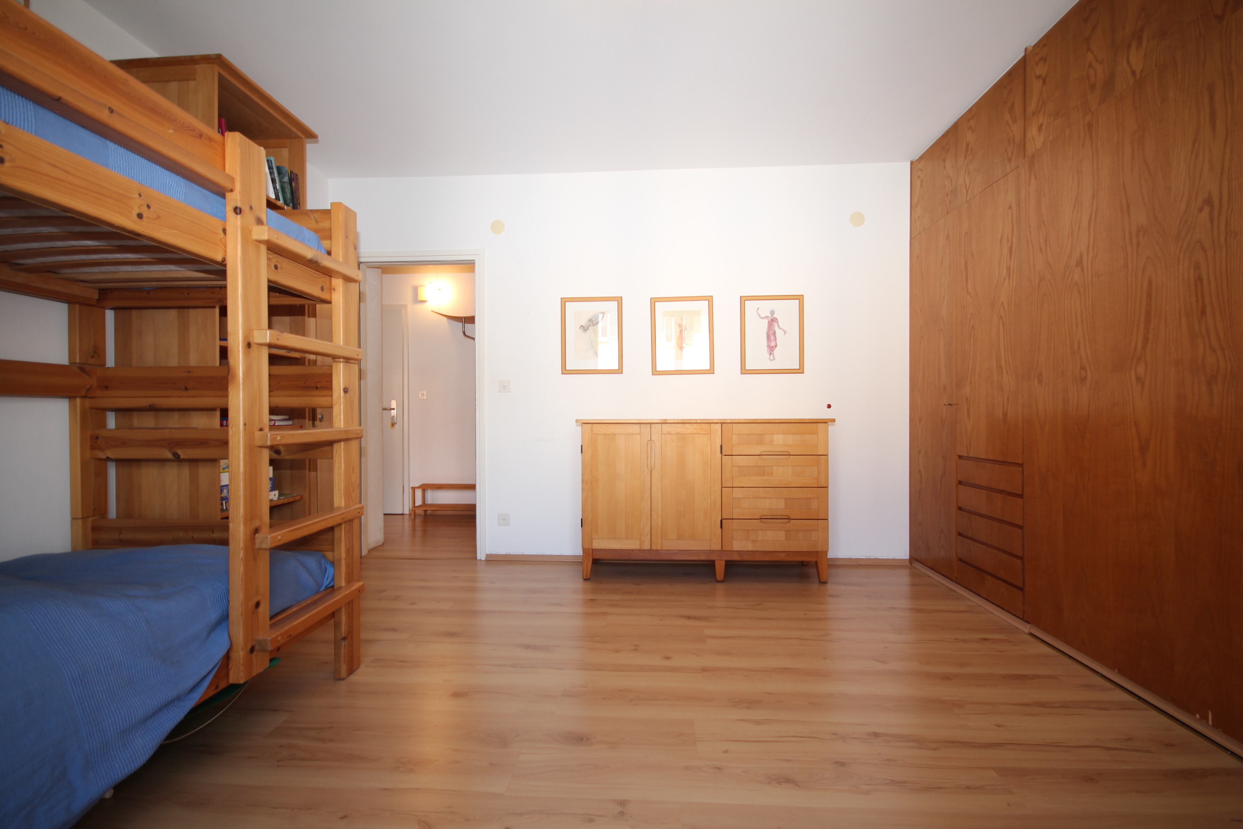 Holzvertäuschtes Schlafzimmer mit Etagenbett