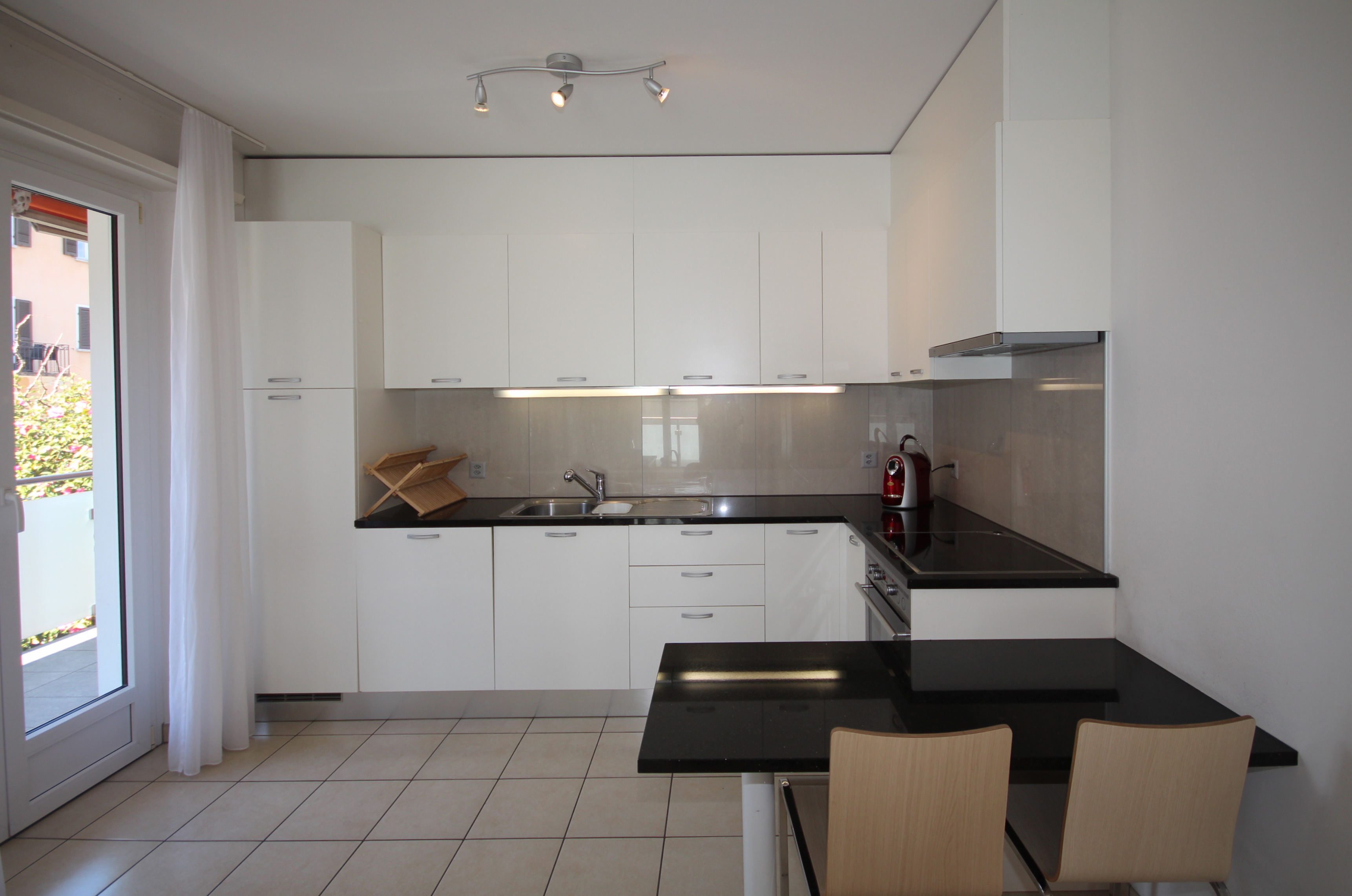 Moderne Küche mit Essplatz