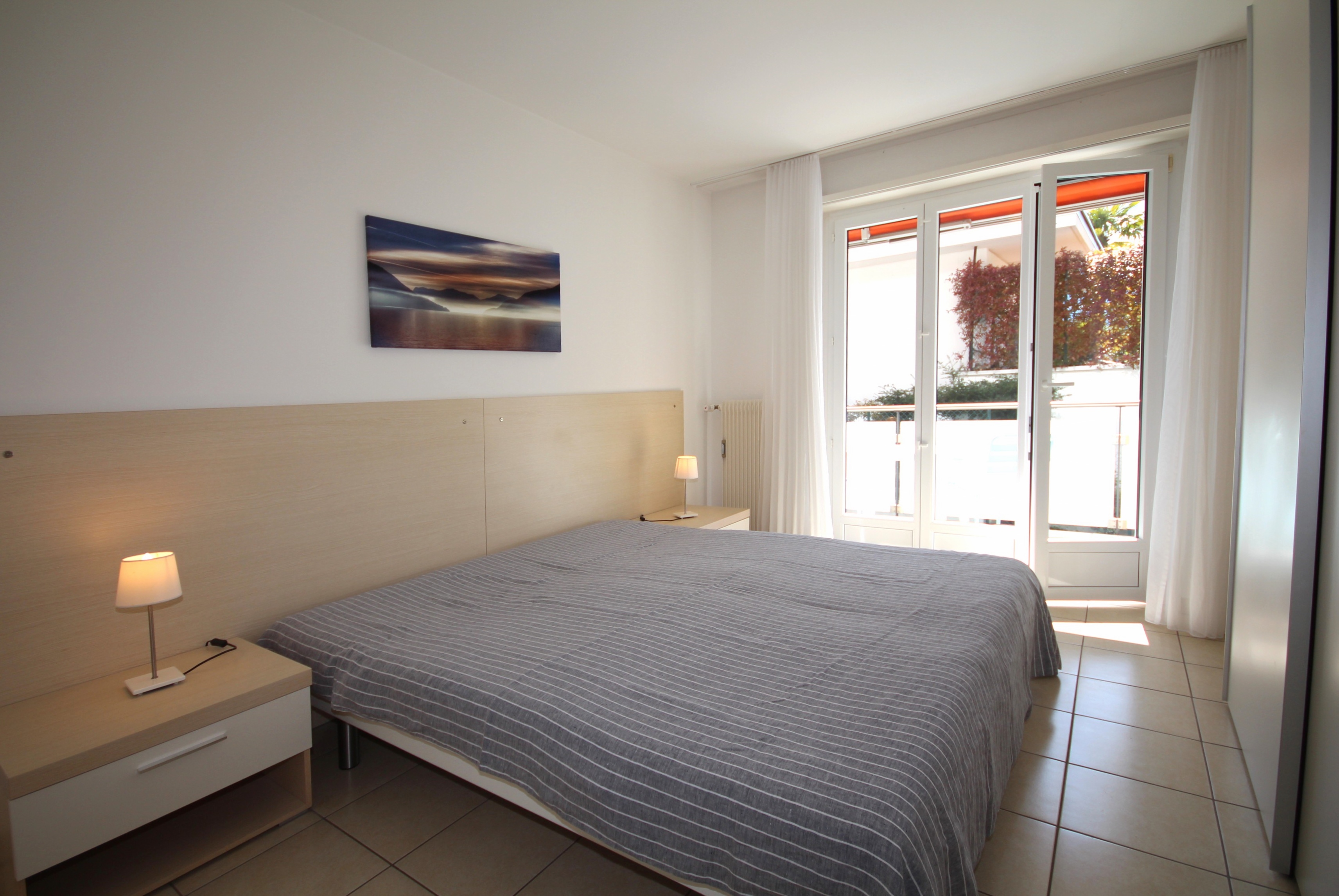 Helles Schlafzimmer mit Balkonzugang