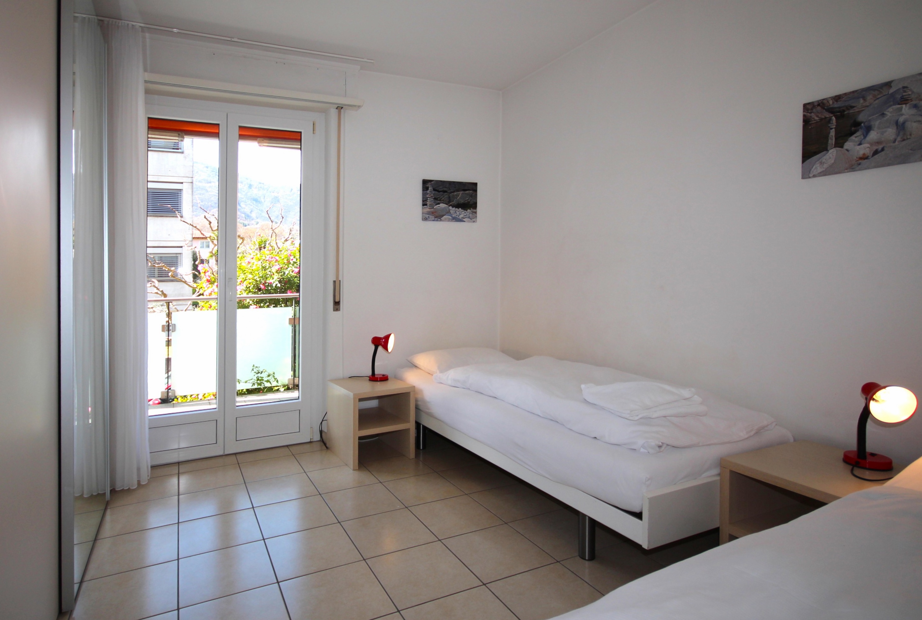 Helles Schlafzimmer mit Balkontür